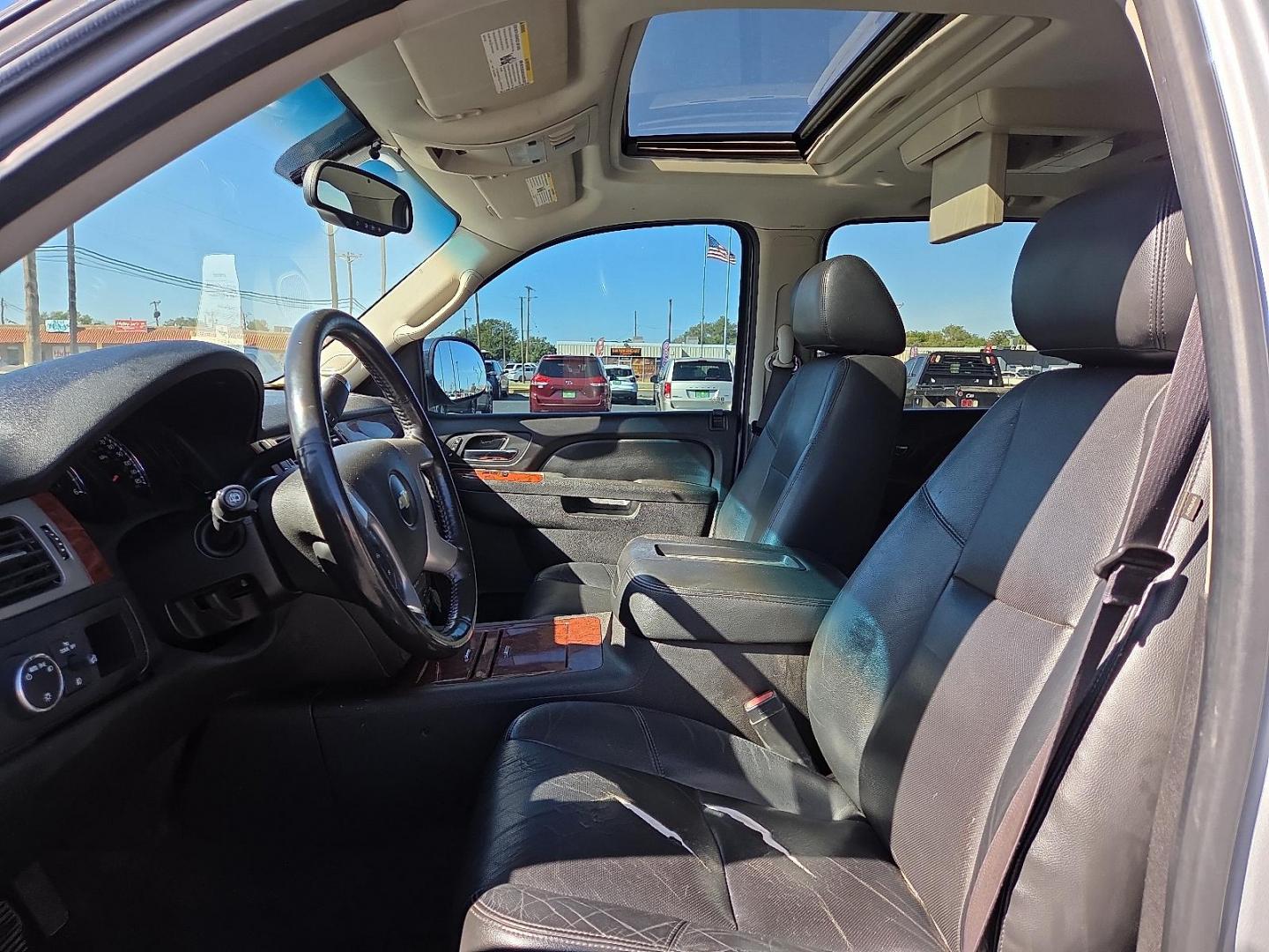 2014 Silver Ice Metallic - GAN /Ebony - 196 Chevrolet Suburban 1500 LTZ (1GNSCKE03ER) with an Vortec 5.3L V-8 variable valve control, regular unleaded, engine with cylinder deactivation and 320HP engine, located at 4711 Ave Q, Lubbock, TX, 79412, (806) 687-2362, 33.551304, -101.855293 - Photo#23