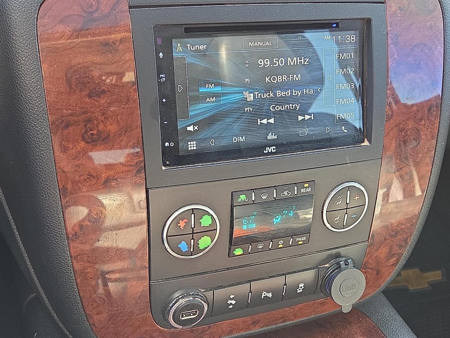 2014 Silver Ice Metallic - GAN /Ebony - 196 Chevrolet Suburban 1500 LTZ (1GNSCKE03ER) with an Vortec 5.3L V-8 variable valve control, regular unleaded, engine with cylinder deactivation and 320HP engine, located at 4711 Ave Q, Lubbock, TX, 79412, (806) 687-2362, 33.551304, -101.855293 - Photo#25
