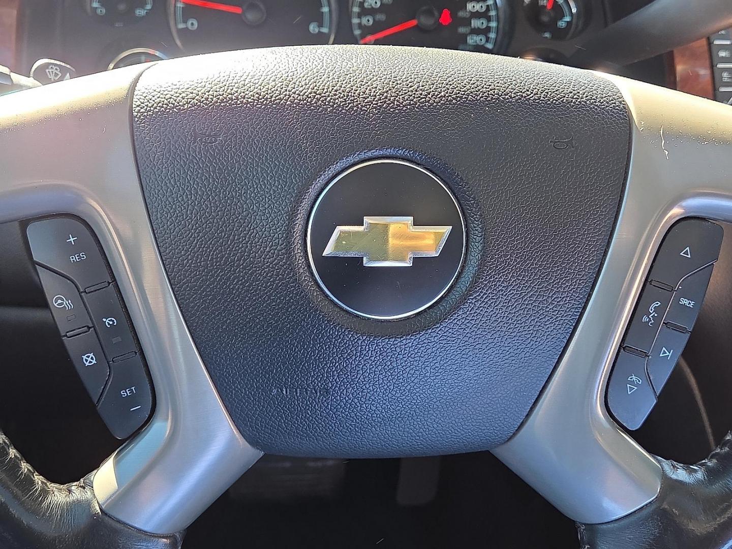 2014 Silver Ice Metallic - GAN /Ebony - 196 Chevrolet Suburban 1500 LTZ (1GNSCKE03ER) with an Vortec 5.3L V-8 variable valve control, regular unleaded, engine with cylinder deactivation and 320HP engine, located at 4711 Ave Q, Lubbock, TX, 79412, (806) 687-2362, 33.551304, -101.855293 - Photo#29