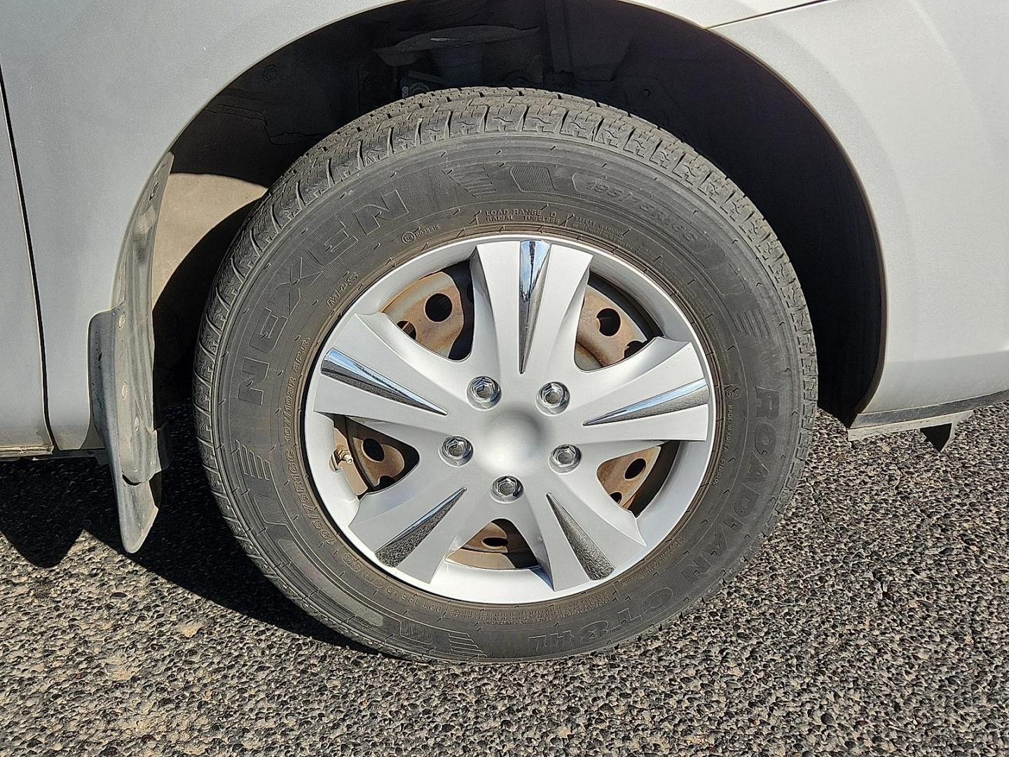 2015 SILVER /Black - G Nissan Rogue Select S (JN8AS5MT8FW) with an 2.5L I-4 DOHC, variable valve control, regular unleaded, engine with 170HP engine, located at 4711 Ave Q, Lubbock, TX, 79412, (806) 687-2362, 33.551304, -101.855293 - Photo#6