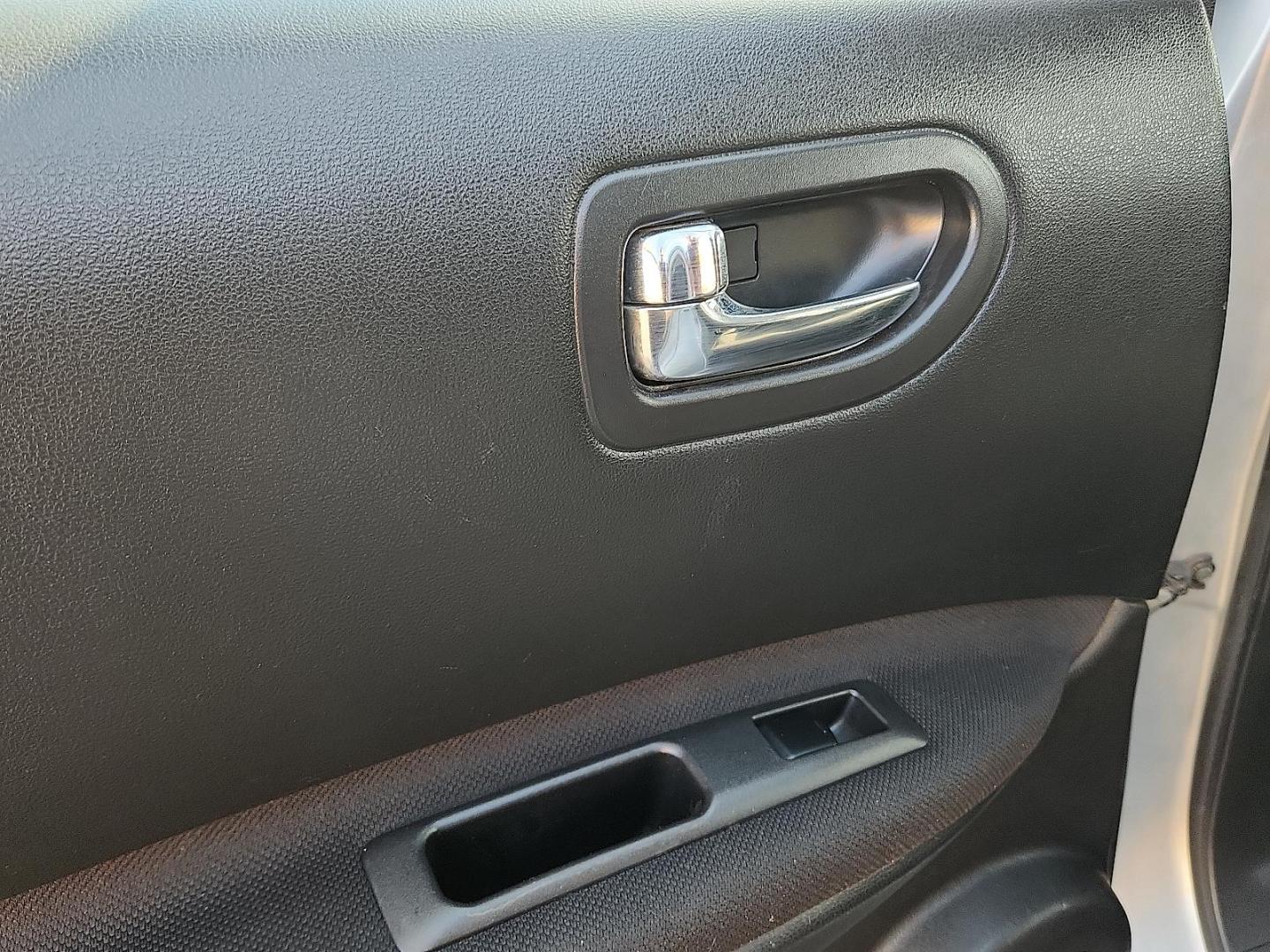 2015 SILVER /Black - G Nissan Rogue Select S (JN8AS5MT8FW) with an 2.5L I-4 DOHC, variable valve control, regular unleaded, engine with 170HP engine, located at 4711 Ave Q, Lubbock, TX, 79412, (806) 687-2362, 33.551304, -101.855293 - Photo#16