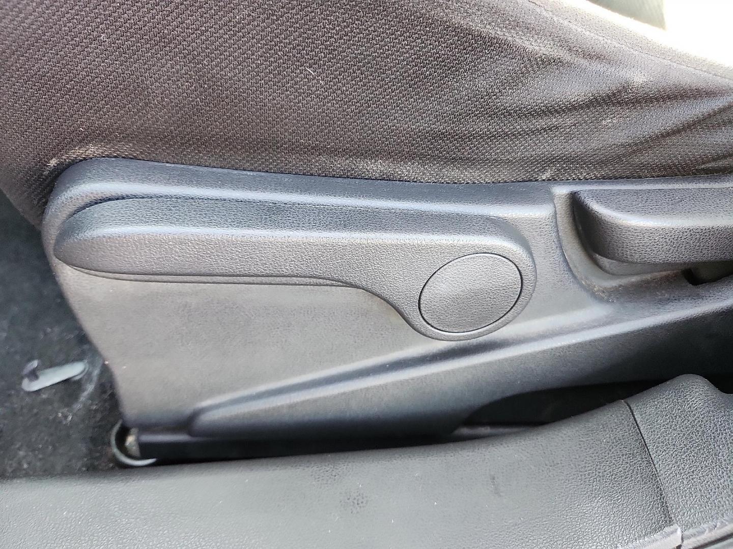 2015 SILVER /Black - G Nissan Rogue Select S (JN8AS5MT8FW) with an 2.5L I-4 DOHC, variable valve control, regular unleaded, engine with 170HP engine, located at 4711 Ave Q, Lubbock, TX, 79412, (806) 687-2362, 33.551304, -101.855293 - Photo#18