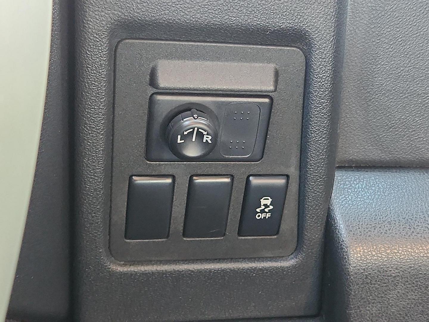 2015 SILVER /Black - G Nissan Rogue Select S (JN8AS5MT8FW) with an 2.5L I-4 DOHC, variable valve control, regular unleaded, engine with 170HP engine, located at 4711 Ave Q, Lubbock, TX, 79412, (806) 687-2362, 33.551304, -101.855293 - Photo#23