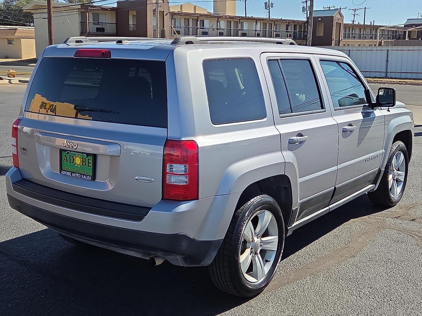 2017 Billet Silver Metallic Clearcoat - PSC /Dark Slate Gray - DV Jeep Patriot Latitude FWD (1C4NJPFA1HD) with an 2L I-4 DOHC, variable valve control, regular unleaded, engine with 158HP engine, located at 4711 Ave Q, Lubbock, TX, 79412, (806) 687-2362, 33.551304, -101.855293 - Photo#4