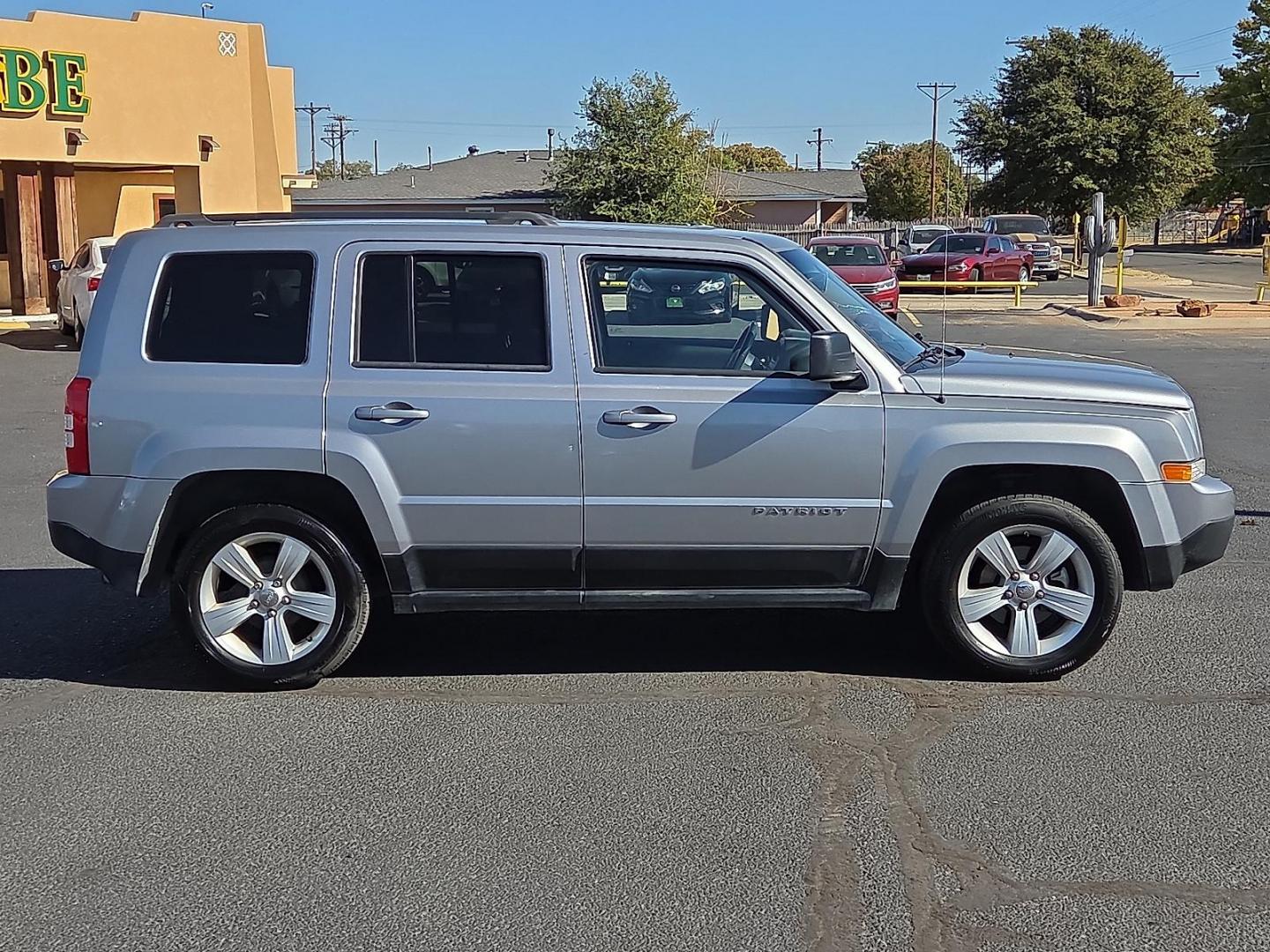 2017 Billet Silver Metallic Clearcoat - PSC /Dark Slate Gray - DV Jeep Patriot Latitude FWD (1C4NJPFA1HD) with an 2L I-4 DOHC, variable valve control, regular unleaded, engine with 158HP engine, located at 4711 Ave Q, Lubbock, TX, 79412, (806) 687-2362, 33.551304, -101.855293 - Photo#5