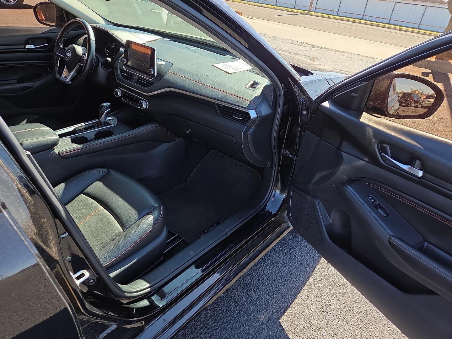 2019 Super Black - KH3 /Sport - N Nissan Altima 2.5 SR (1N4BL4CV2KC) with an 2.5L I-4 gasoline direct injection, DOHC, CVTCS variable valve control, regular unleaded, engine with 182HP engine, located at 4711 Ave Q, Lubbock, TX, 79412, (806) 687-2362, 33.551304, -101.855293 - Photo#9