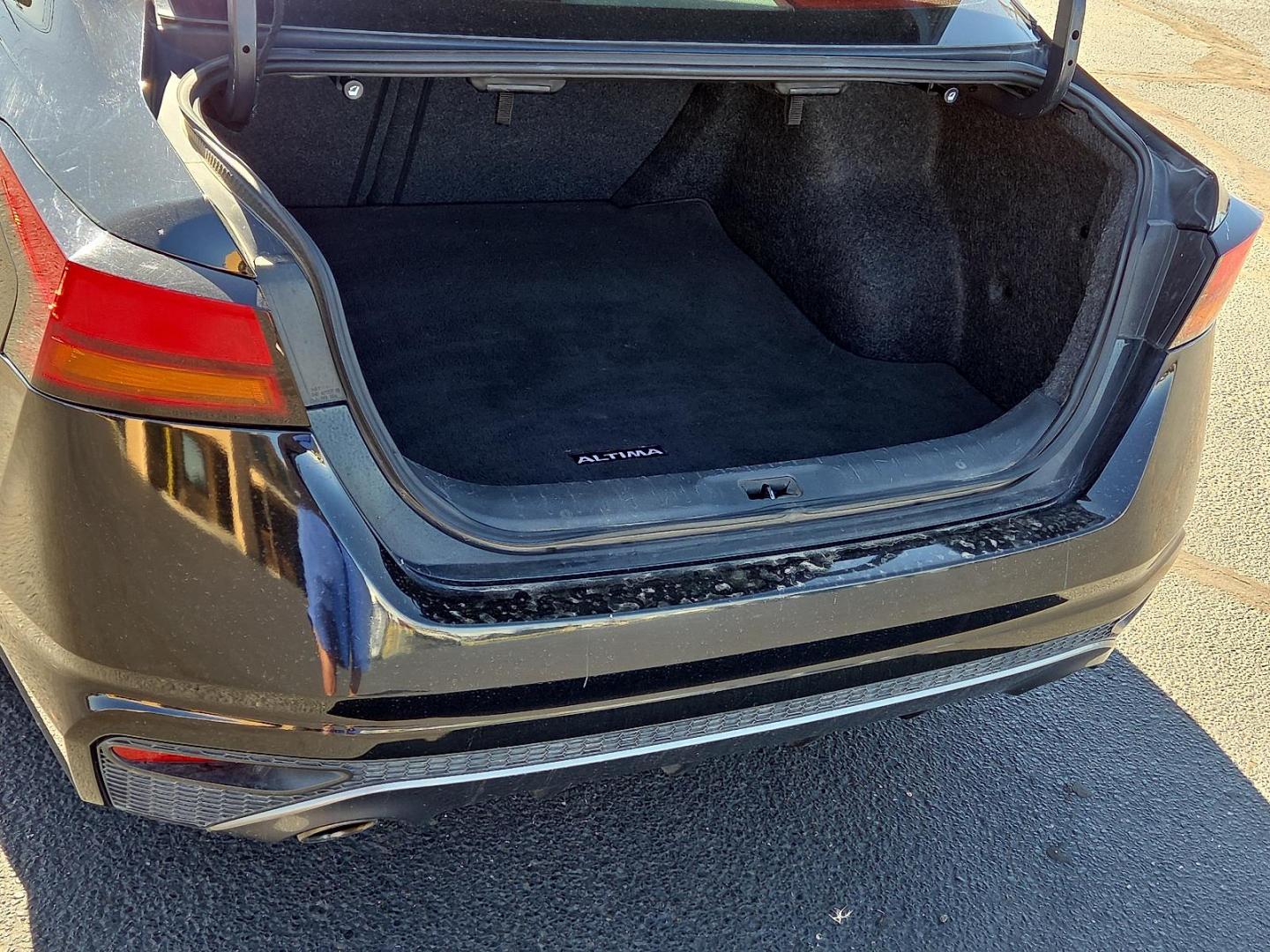 2019 Super Black - KH3 /Sport - N Nissan Altima 2.5 SR (1N4BL4CV2KC) with an 2.5L I-4 gasoline direct injection, DOHC, CVTCS variable valve control, regular unleaded, engine with 182HP engine, located at 4711 Ave Q, Lubbock, TX, 79412, (806) 687-2362, 33.551304, -101.855293 - Photo#15