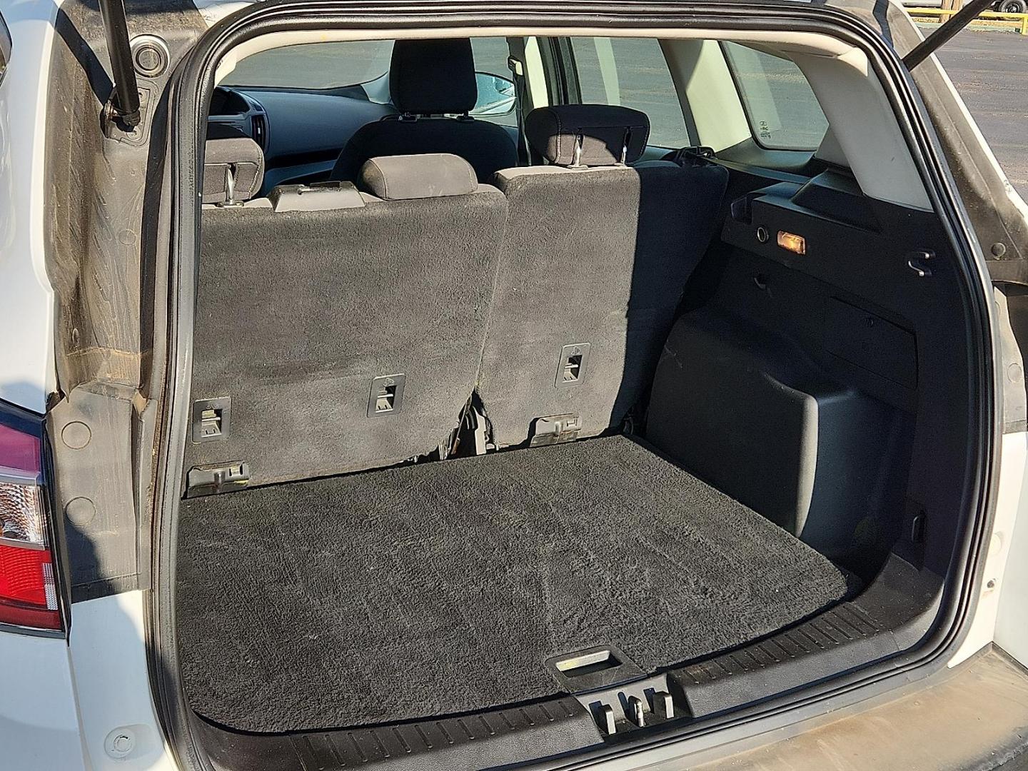 2018 WHITE Ford Escape S (1FMCU0F70JU) with an Duratec 2.5L I-4 DOHC, iVCT variable valve control, regular unleaded, engine with 168HP engine, located at 4711 Ave Q, Lubbock, TX, 79412, (806) 687-2362, 33.551304, -101.855293 - Photo#7