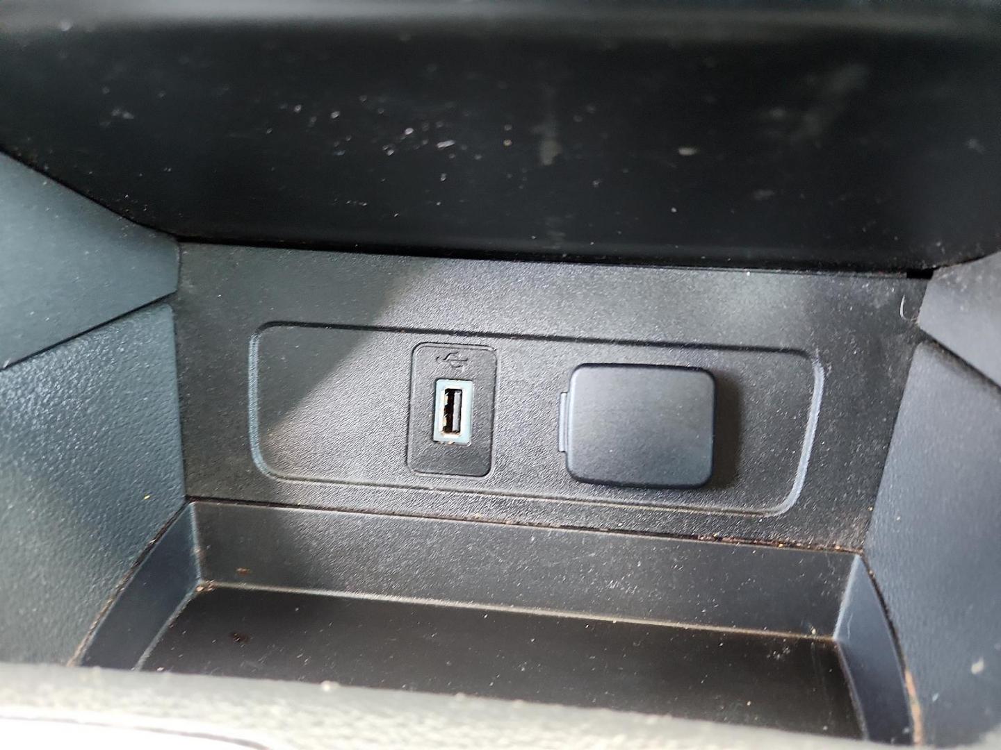 2018 WHITE Ford Escape S (1FMCU0F70JU) with an Duratec 2.5L I-4 DOHC, iVCT variable valve control, regular unleaded, engine with 168HP engine, located at 4711 Ave Q, Lubbock, TX, 79412, (806) 687-2362, 33.551304, -101.855293 - Photo#19