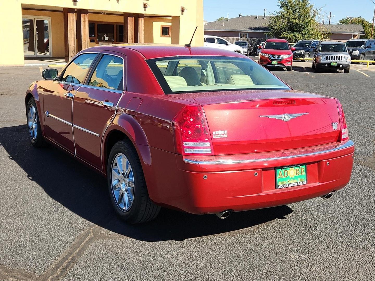 2008 RED Chrysler 300C Hemi (2C3LA63HX8H) with an HEMI 5.7L V-8 regular unleaded, engine with cylinder deactivation and 340HP engine, located at 4711 Ave Q, Lubbock, TX, 79412, (806) 687-2362, 33.551304, -101.855293 - Photo#2