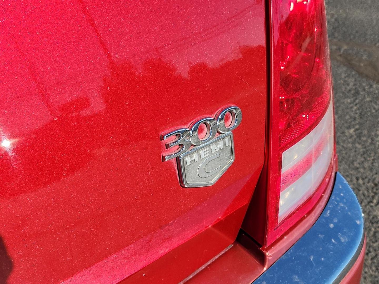 2008 RED Chrysler 300C Hemi (2C3LA63HX8H) with an HEMI 5.7L V-8 regular unleaded, engine with cylinder deactivation and 340HP engine, located at 4711 Ave Q, Lubbock, TX, 79412, (806) 687-2362, 33.551304, -101.855293 - Photo#8