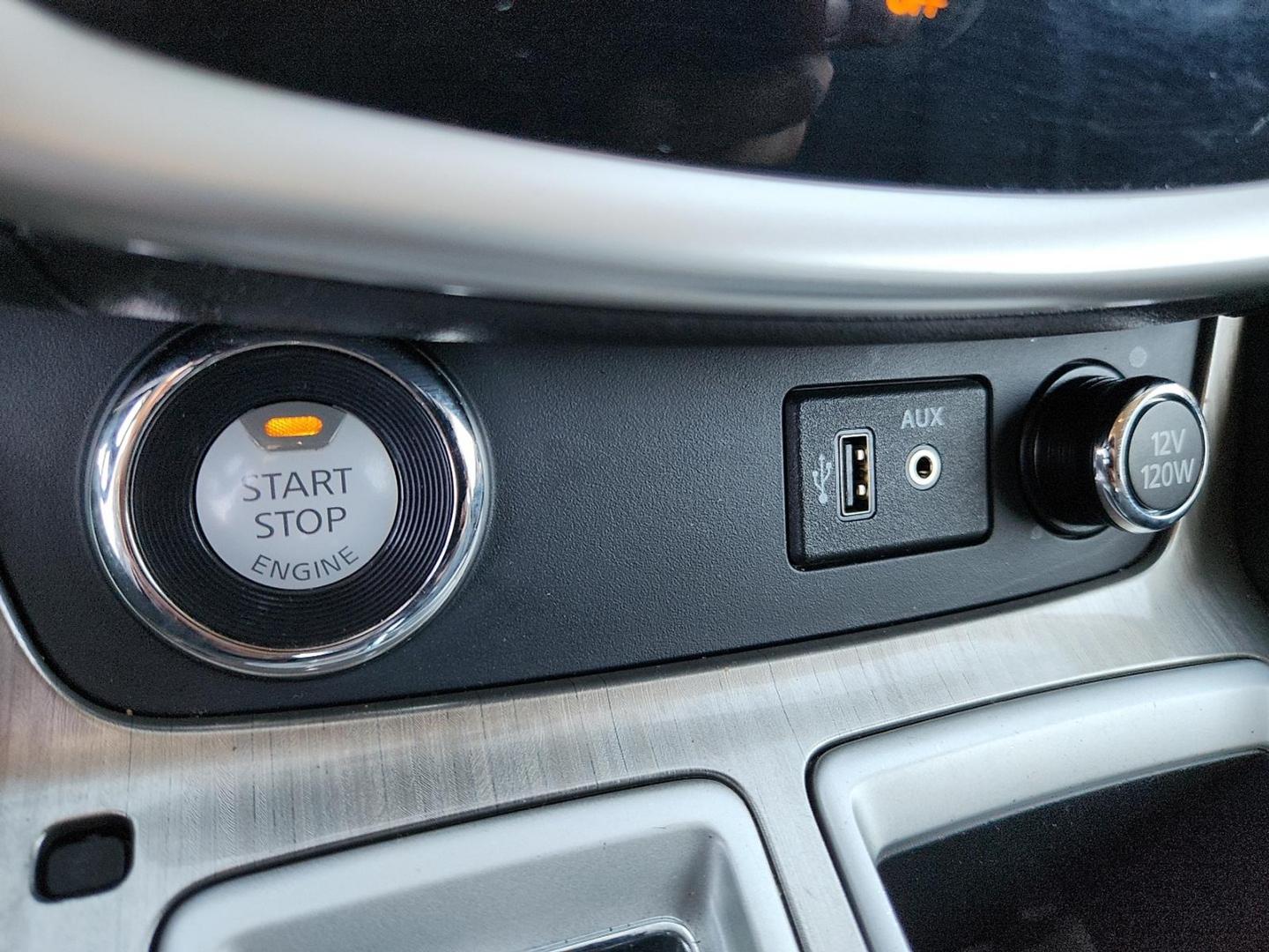 2018 RED Nissan Murano SL (5N1AZ2MG9JN) with an 3.5L V-6 DOHC, variable valve control, regular unleaded, engine with 260HP engine, located at 4711 Ave Q, Lubbock, TX, 79412, (806) 687-2362, 33.551304, -101.855293 - Photo#21