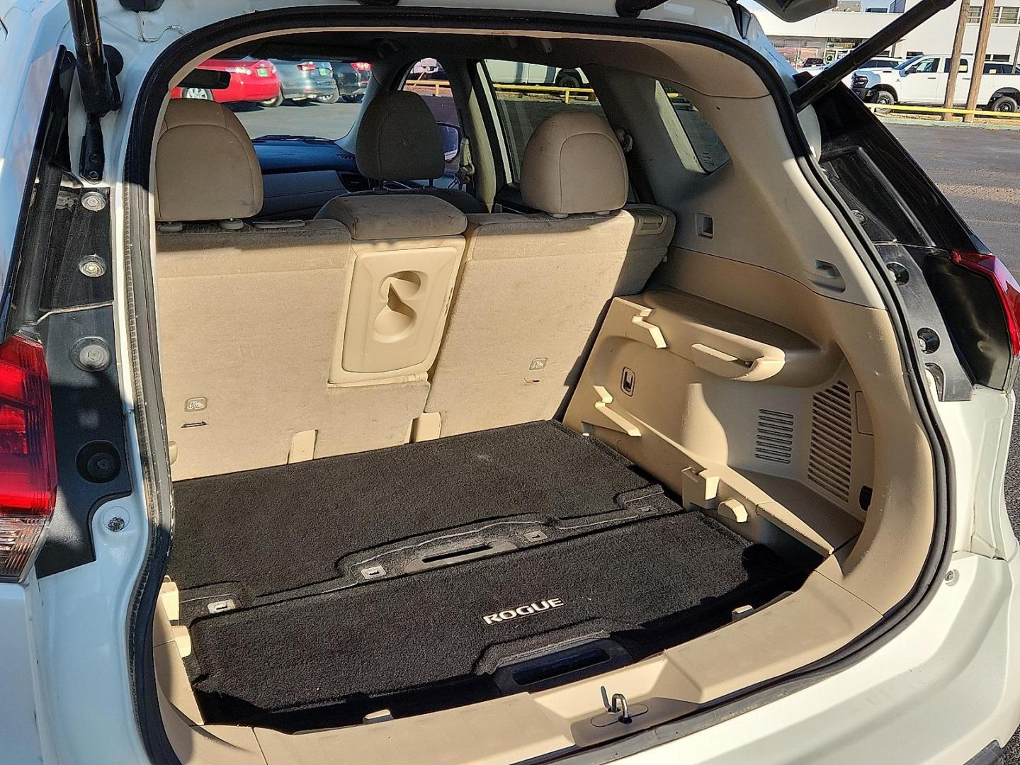 2018 WHITE Nissan Rogue SV (5N1AT2MTXJC) with an 2.5L I-4 DOHC, variable valve control, regular unleaded, engine with 170HP engine, located at 4711 Ave Q, Lubbock, TX, 79412, (806) 687-2362, 33.551304, -101.855293 - Photo#7