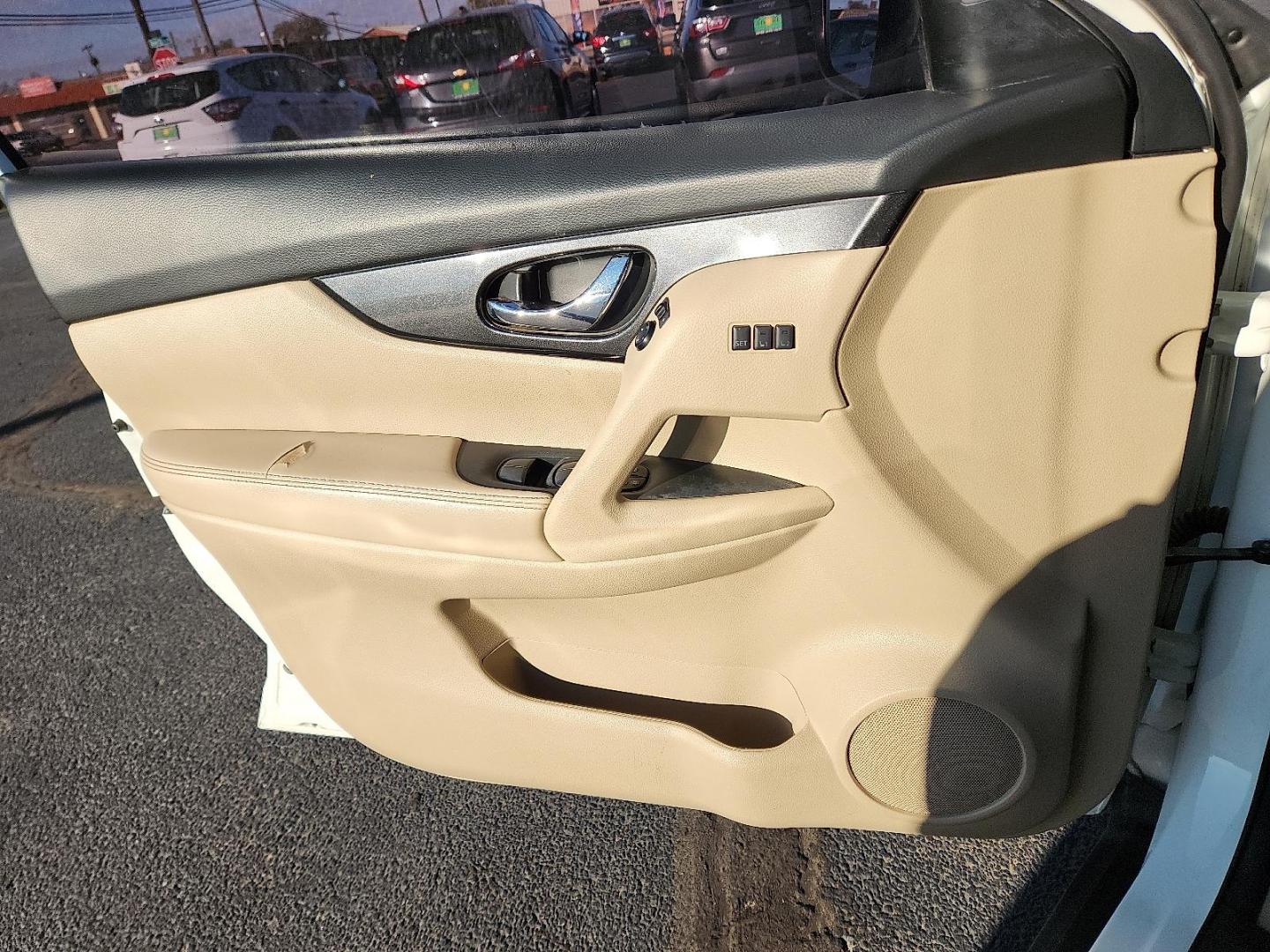 2018 WHITE Nissan Rogue SV (5N1AT2MTXJC) with an 2.5L I-4 DOHC, variable valve control, regular unleaded, engine with 170HP engine, located at 4711 Ave Q, Lubbock, TX, 79412, (806) 687-2362, 33.551304, -101.855293 - Photo#11