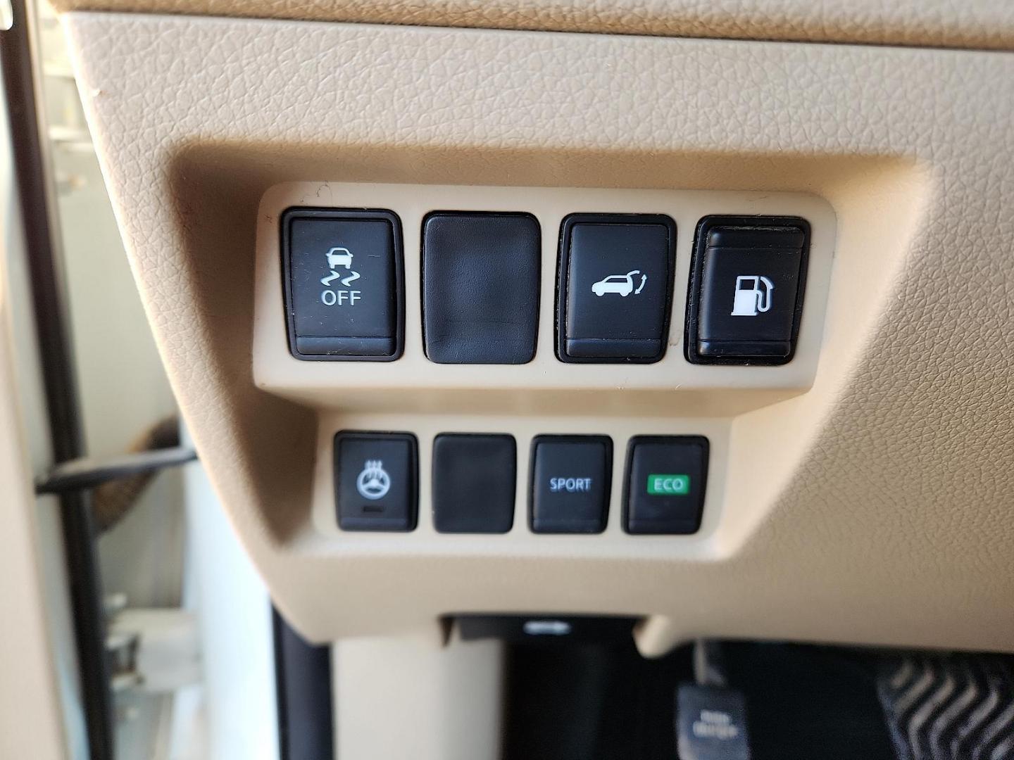 2018 WHITE Nissan Rogue SV (5N1AT2MTXJC) with an 2.5L I-4 DOHC, variable valve control, regular unleaded, engine with 170HP engine, located at 4711 Ave Q, Lubbock, TX, 79412, (806) 687-2362, 33.551304, -101.855293 - Photo#16