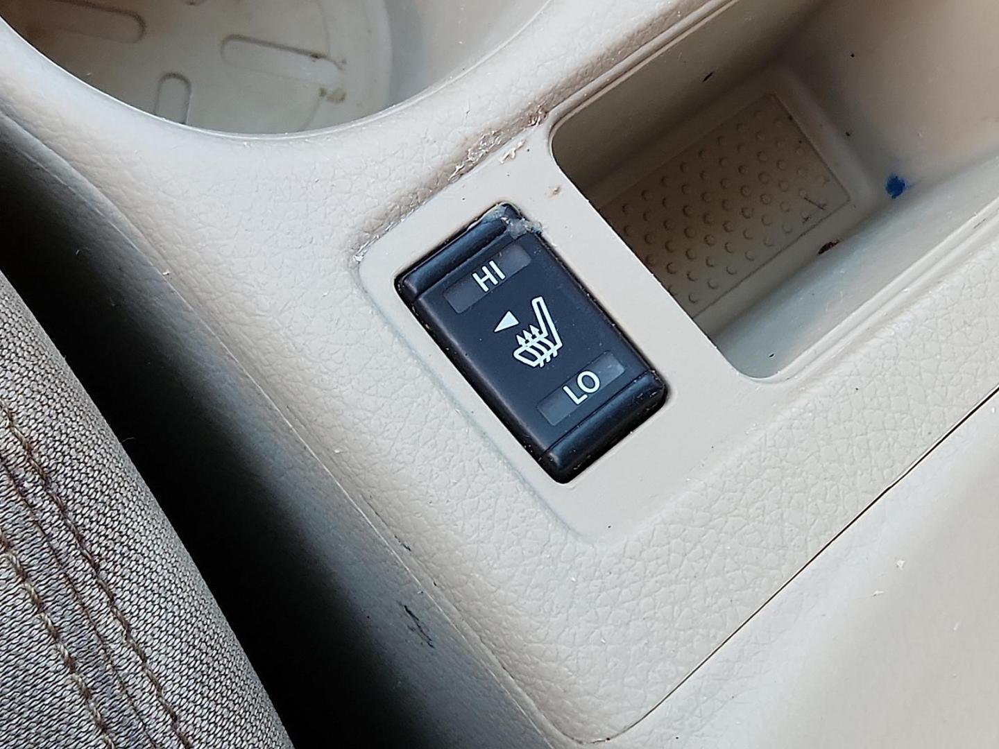 2018 WHITE Nissan Rogue SV (5N1AT2MTXJC) with an 2.5L I-4 DOHC, variable valve control, regular unleaded, engine with 170HP engine, located at 4711 Ave Q, Lubbock, TX, 79412, (806) 687-2362, 33.551304, -101.855293 - Photo#18