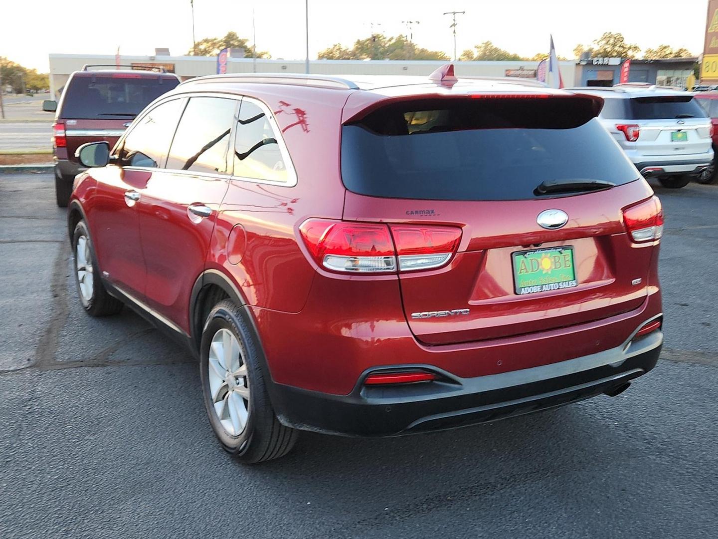 2018 MAROON Kia Sorento 2.4L LX (5XYPGDA37JG) with an 2.4L I-4 gasoline direct injection, DOHC, variable valve control, regular unleaded, engine with 185HP engine, located at 4711 Ave Q, Lubbock, TX, 79412, (806) 687-2362, 33.551304, -101.855293 - Photo#2