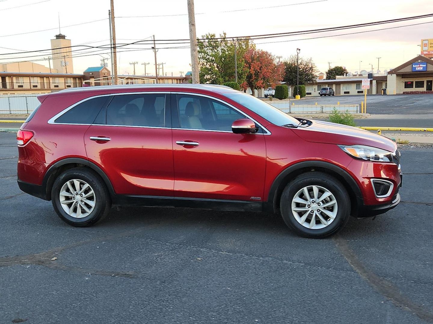 2018 MAROON Kia Sorento 2.4L LX (5XYPGDA37JG) with an 2.4L I-4 gasoline direct injection, DOHC, variable valve control, regular unleaded, engine with 185HP engine, located at 4711 Ave Q, Lubbock, TX, 79412, (806) 687-2362, 33.551304, -101.855293 - Photo#4