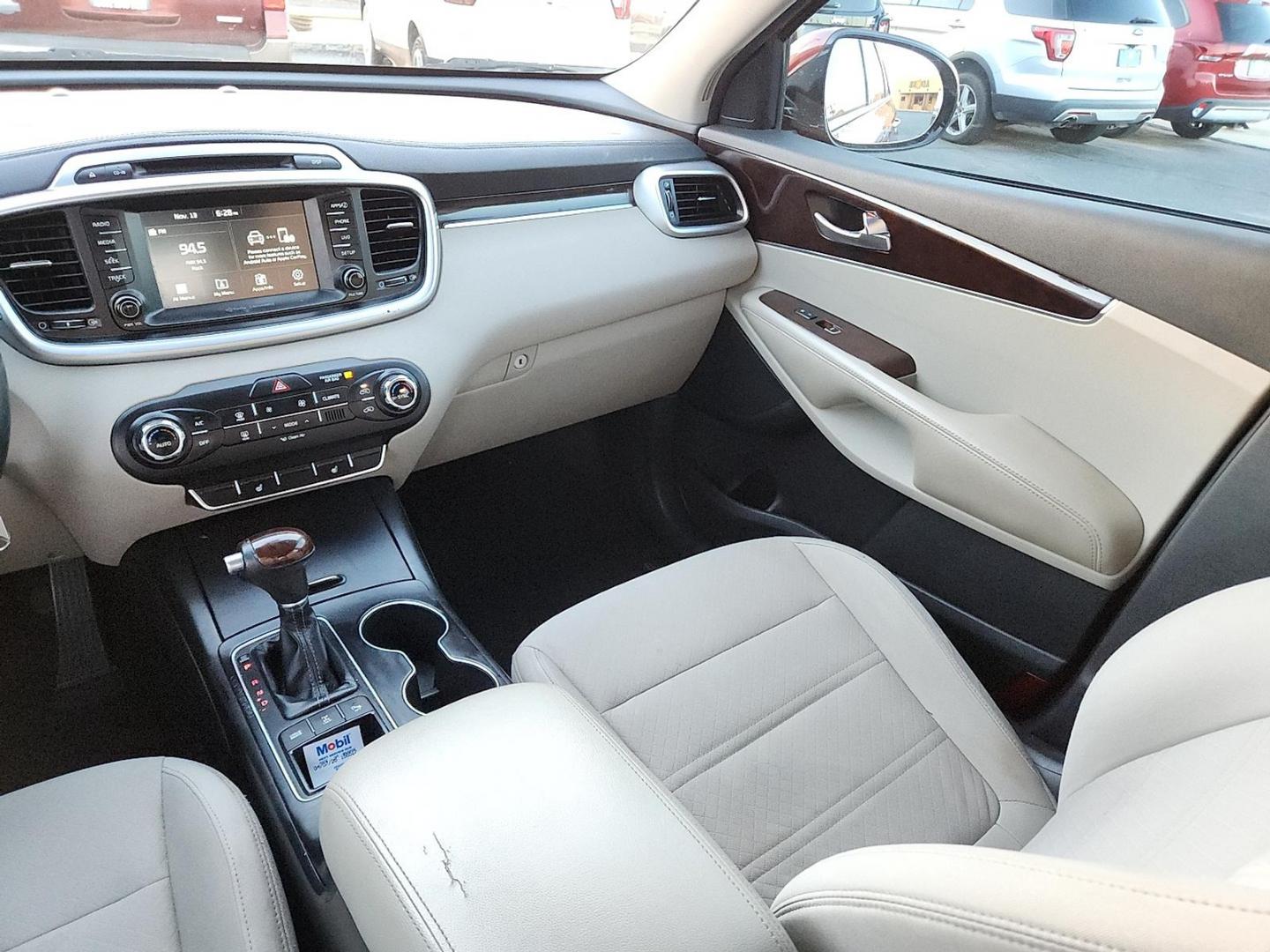 2018 MAROON Kia Sorento 2.4L LX (5XYPGDA37JG) with an 2.4L I-4 gasoline direct injection, DOHC, variable valve control, regular unleaded, engine with 185HP engine, located at 4711 Ave Q, Lubbock, TX, 79412, (806) 687-2362, 33.551304, -101.855293 - Photo#12