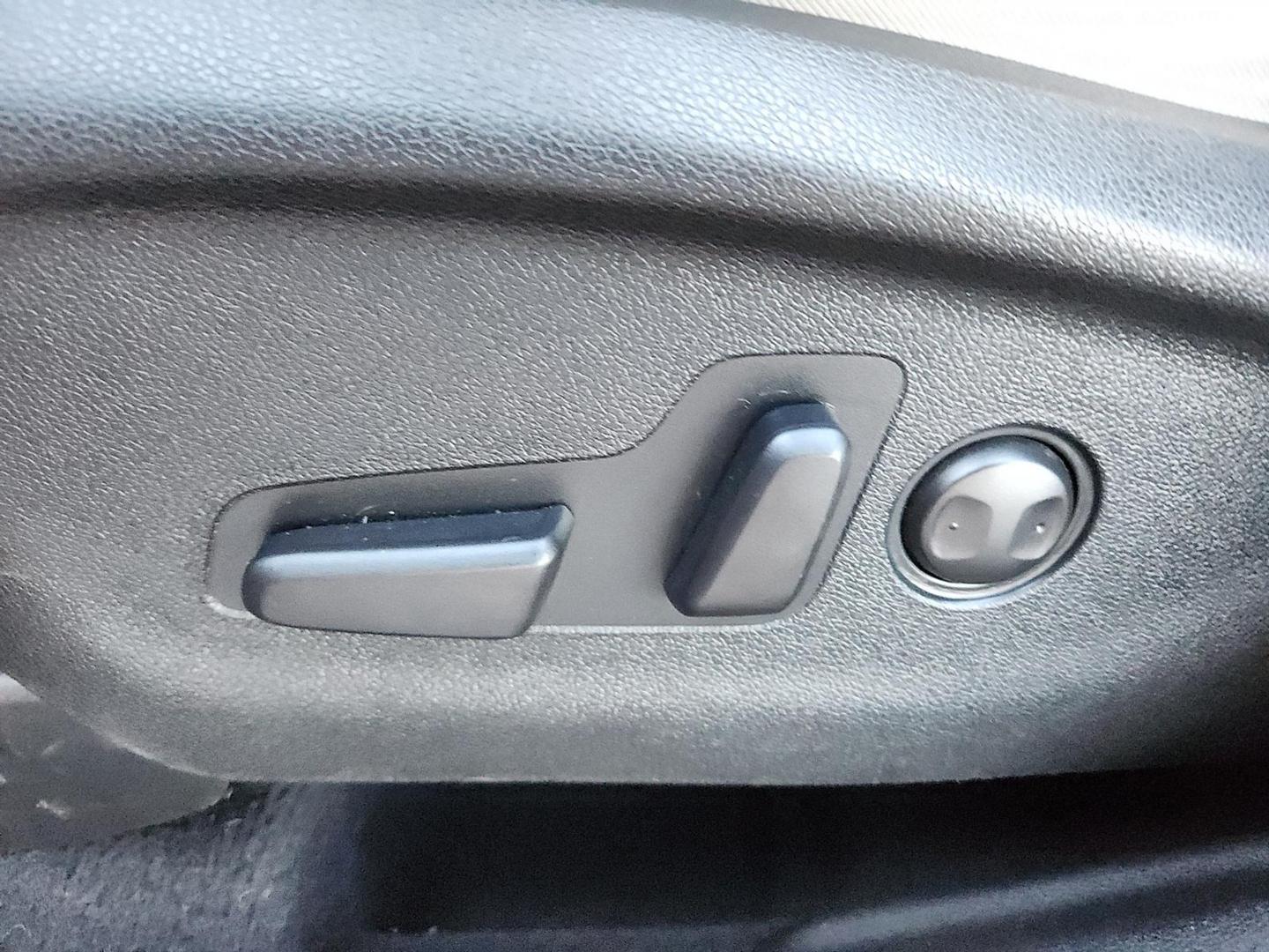 2018 MAROON Kia Sorento 2.4L LX (5XYPGDA37JG) with an 2.4L I-4 gasoline direct injection, DOHC, variable valve control, regular unleaded, engine with 185HP engine, located at 4711 Ave Q, Lubbock, TX, 79412, (806) 687-2362, 33.551304, -101.855293 - Photo#14