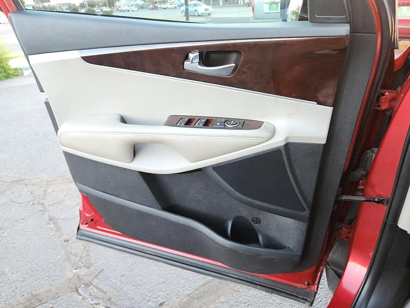 2018 MAROON Kia Sorento 2.4L LX (5XYPGDA37JG) with an 2.4L I-4 gasoline direct injection, DOHC, variable valve control, regular unleaded, engine with 185HP engine, located at 4711 Ave Q, Lubbock, TX, 79412, (806) 687-2362, 33.551304, -101.855293 - Photo#15