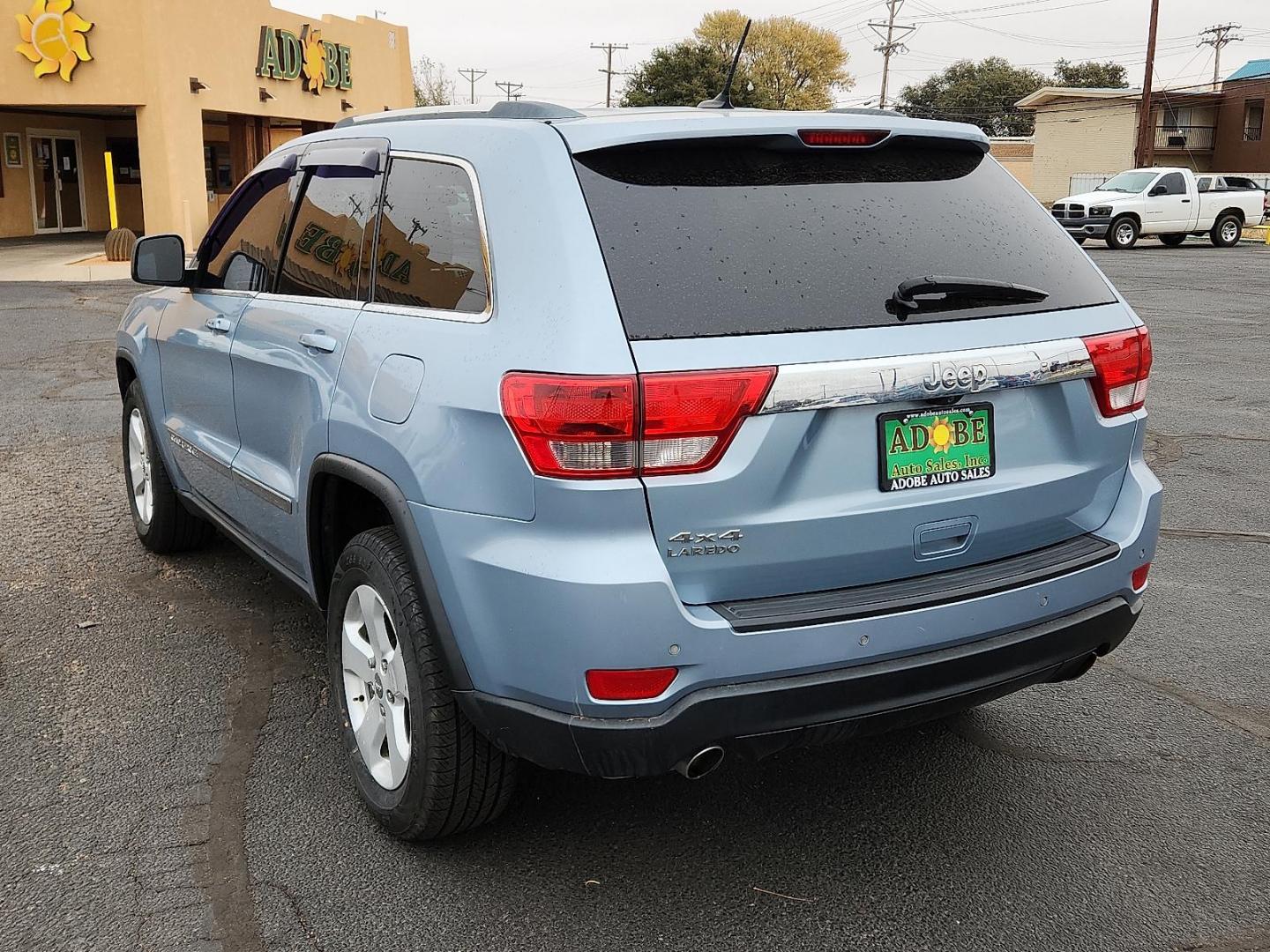 2013 BLUE Jeep Grand Cherokee Laredo (1C4RJFAT7DC) with an HEMI 5.7L V-8 variable valve control, regular unleaded, engine with cylinder deactivation and 360HP engine, located at 4711 Ave Q, Lubbock, TX, 79412, (806) 687-2362, 33.551304, -101.855293 - Photo#2