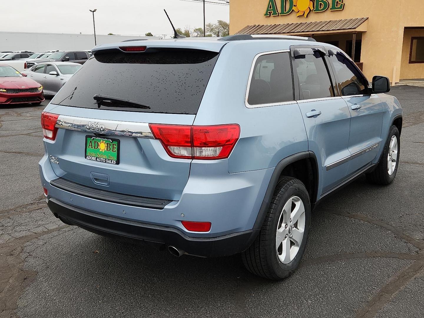 2013 BLUE Jeep Grand Cherokee Laredo (1C4RJFAT7DC) with an HEMI 5.7L V-8 variable valve control, regular unleaded, engine with cylinder deactivation and 360HP engine, located at 4711 Ave Q, Lubbock, TX, 79412, (806) 687-2362, 33.551304, -101.855293 - Photo#3