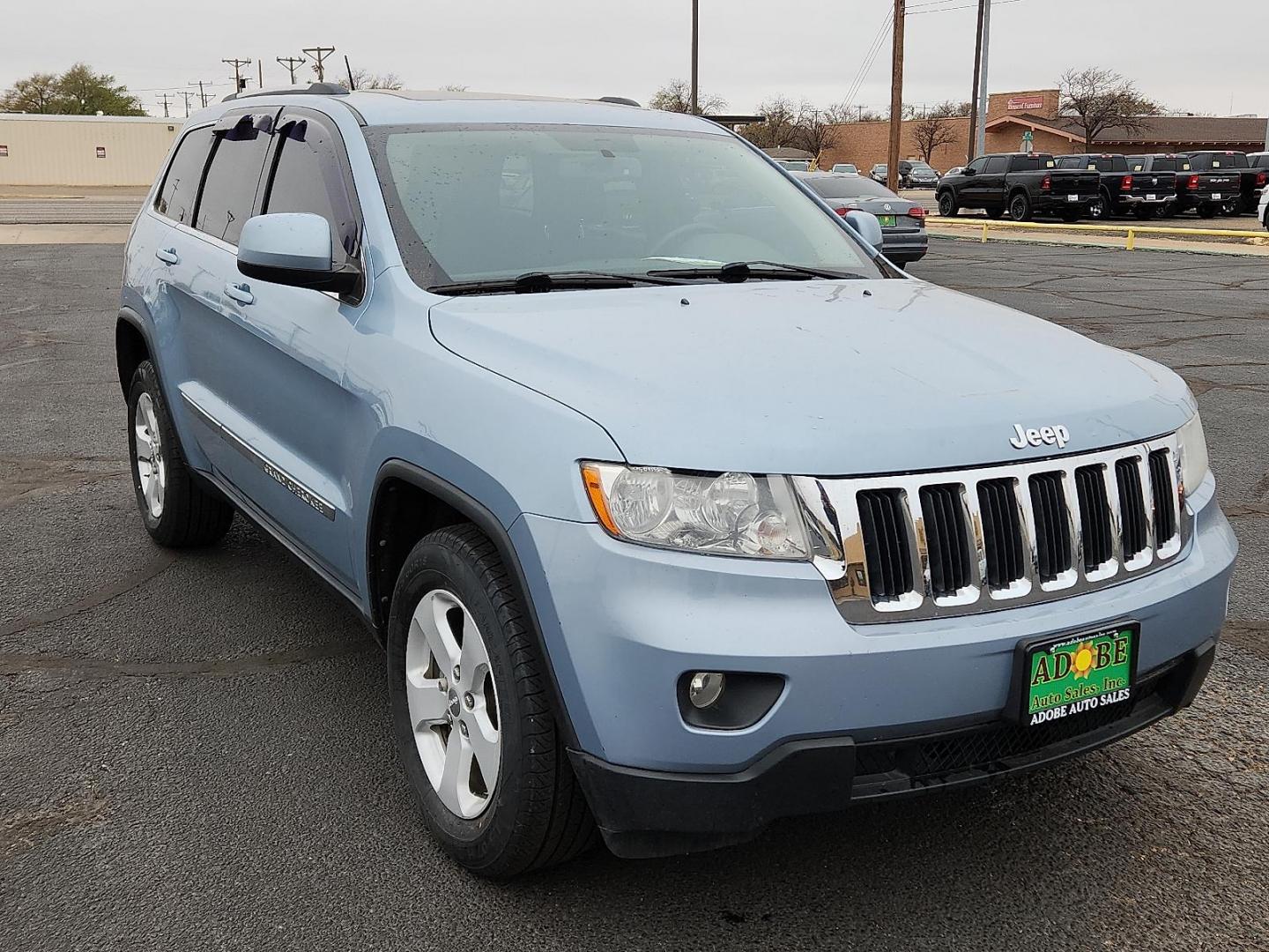2013 BLUE Jeep Grand Cherokee Laredo (1C4RJFAT7DC) with an HEMI 5.7L V-8 variable valve control, regular unleaded, engine with cylinder deactivation and 360HP engine, located at 4711 Ave Q, Lubbock, TX, 79412, (806) 687-2362, 33.551304, -101.855293 - Photo#5