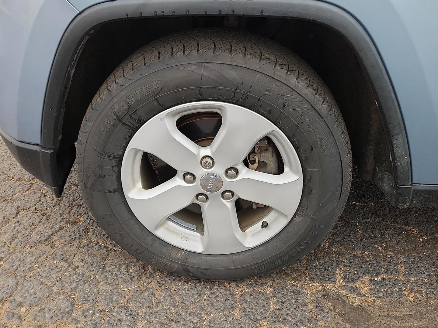2013 BLUE Jeep Grand Cherokee Laredo (1C4RJFAT7DC) with an HEMI 5.7L V-8 variable valve control, regular unleaded, engine with cylinder deactivation and 360HP engine, located at 4711 Ave Q, Lubbock, TX, 79412, (806) 687-2362, 33.551304, -101.855293 - Photo#6