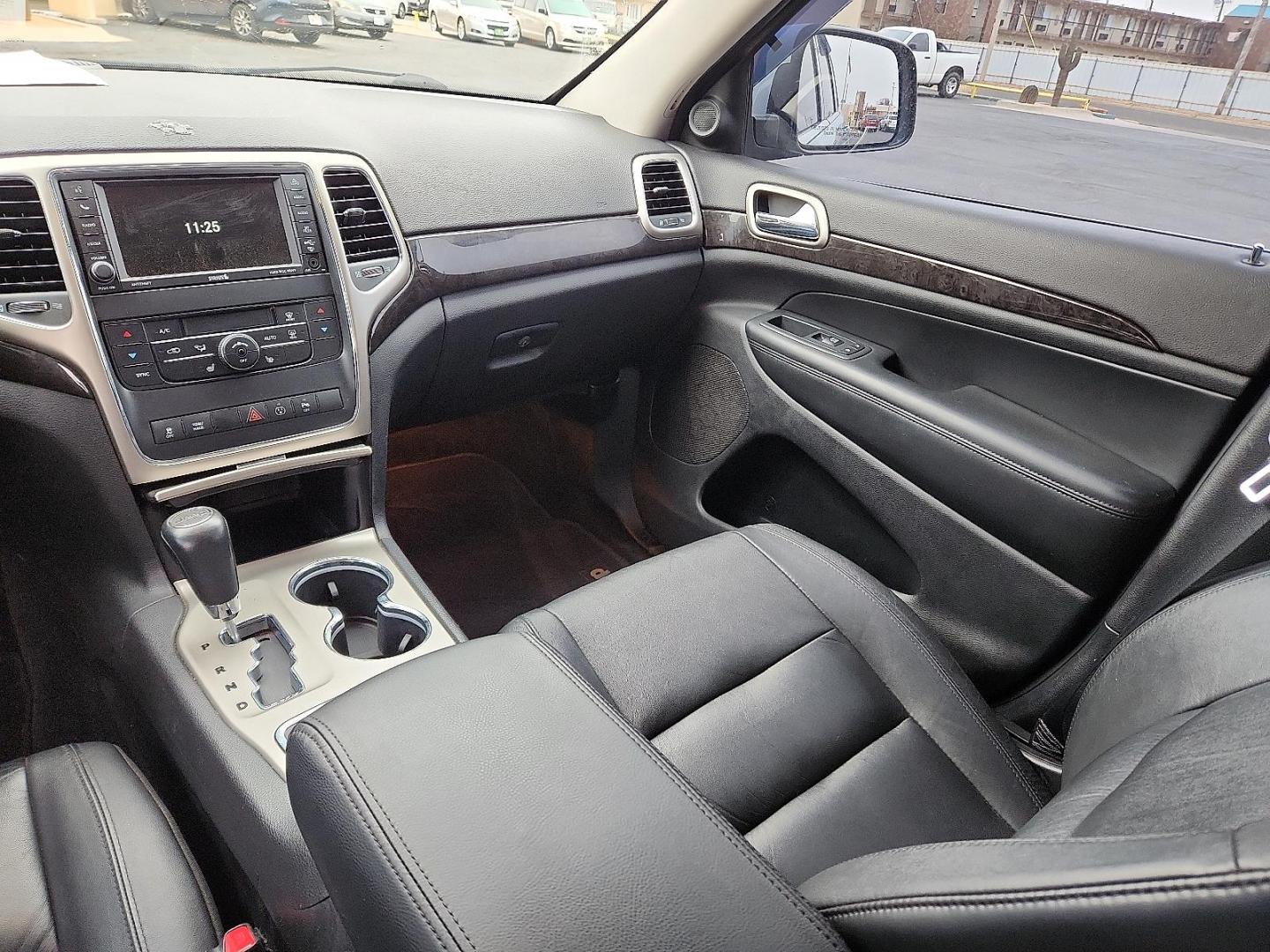 2013 BLUE Jeep Grand Cherokee Laredo (1C4RJFAT7DC) with an HEMI 5.7L V-8 variable valve control, regular unleaded, engine with cylinder deactivation and 360HP engine, located at 4711 Ave Q, Lubbock, TX, 79412, (806) 687-2362, 33.551304, -101.855293 - Photo#13