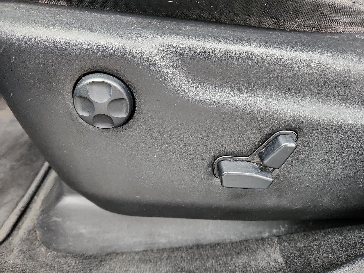 2013 BLUE Jeep Grand Cherokee Laredo (1C4RJFAT7DC) with an HEMI 5.7L V-8 variable valve control, regular unleaded, engine with cylinder deactivation and 360HP engine, located at 4711 Ave Q, Lubbock, TX, 79412, (806) 687-2362, 33.551304, -101.855293 - Photo#15