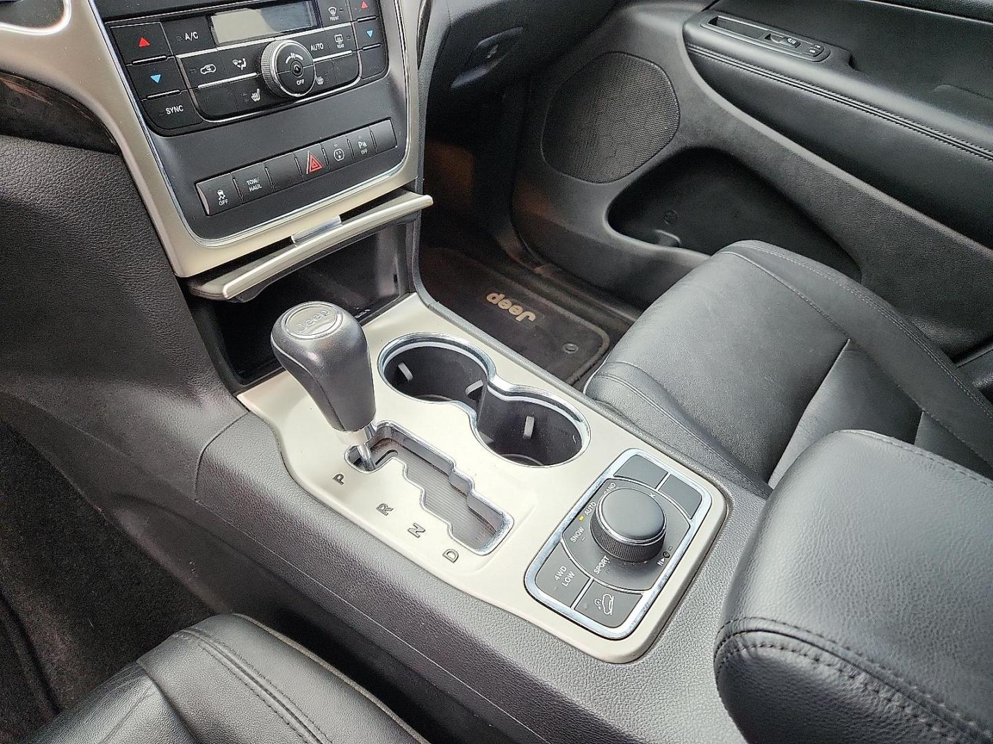 2013 BLUE Jeep Grand Cherokee Laredo (1C4RJFAT7DC) with an HEMI 5.7L V-8 variable valve control, regular unleaded, engine with cylinder deactivation and 360HP engine, located at 4711 Ave Q, Lubbock, TX, 79412, (806) 687-2362, 33.551304, -101.855293 - Photo#25