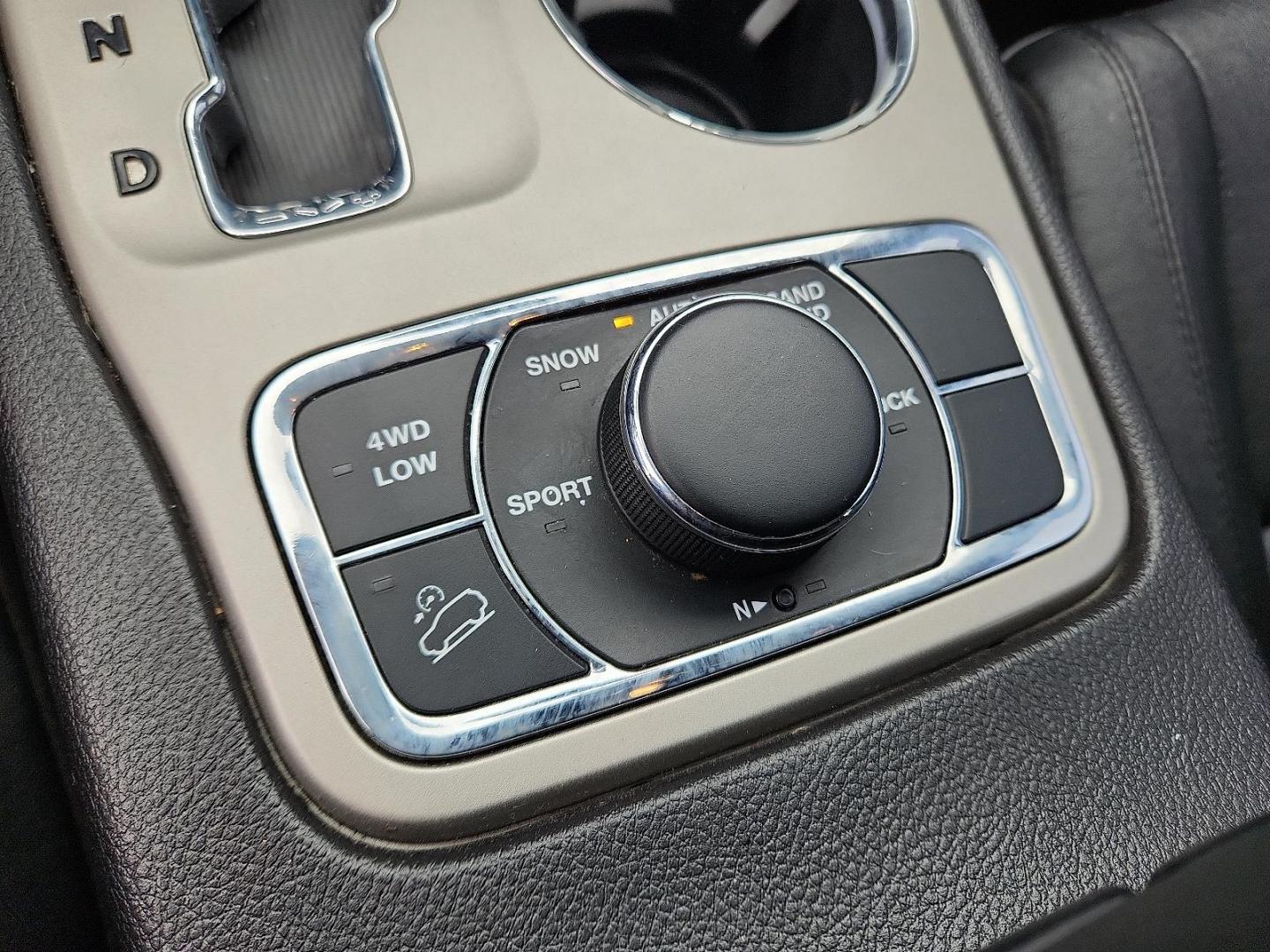 2013 BLUE Jeep Grand Cherokee Laredo (1C4RJFAT7DC) with an HEMI 5.7L V-8 variable valve control, regular unleaded, engine with cylinder deactivation and 360HP engine, located at 4711 Ave Q, Lubbock, TX, 79412, (806) 687-2362, 33.551304, -101.855293 - Photo#26