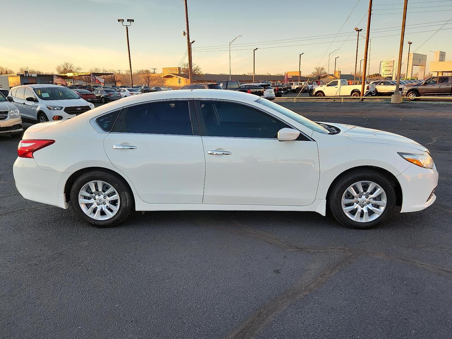 2017 WHITE Nissan Altima 2.5 S (1N4AL3AP6HC) with an 2.5L I-4 DOHC, variable valve control, regular unleaded, engine with 179HP engine, located at 4711 Ave Q, Lubbock, TX, 79412, (806) 687-2362, 33.551304, -101.855293 - Photo#4