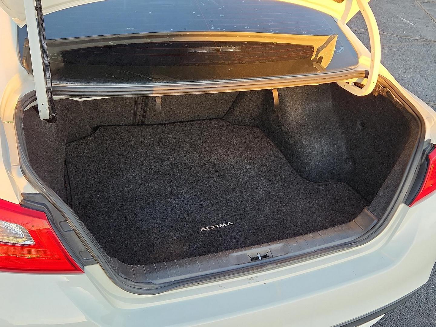 2017 WHITE Nissan Altima 2.5 S (1N4AL3AP6HC) with an 2.5L I-4 DOHC, variable valve control, regular unleaded, engine with 179HP engine, located at 4711 Ave Q, Lubbock, TX, 79412, (806) 687-2362, 33.551304, -101.855293 - Photo#7