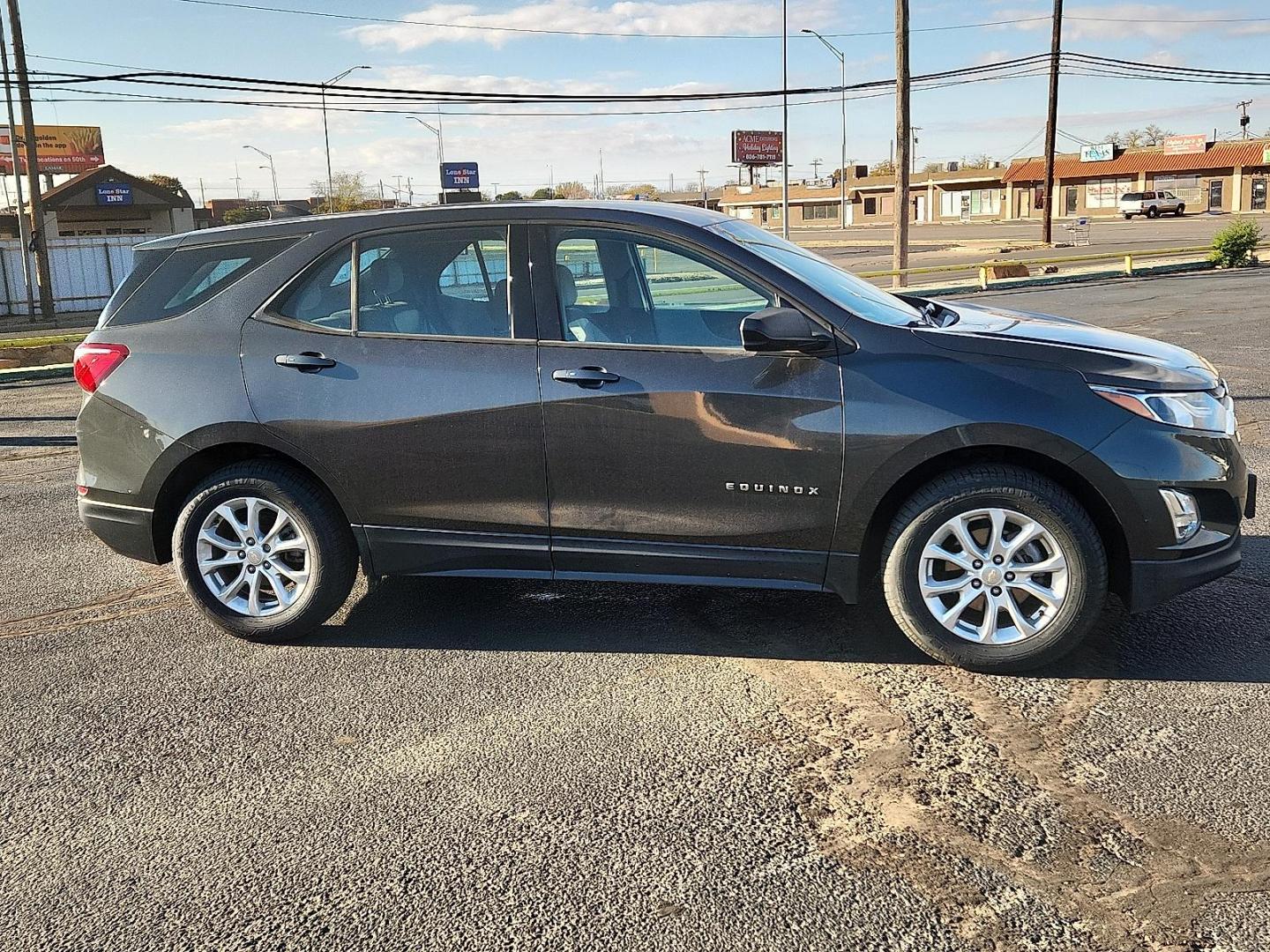 2019 GRAY Chevrolet Equinox LS (2GNAXSEV7K6) with an 1.5L I-4 gasoline direct injection, DOHC, VVT variable valve control, intercooled turbo, regular unleaded, engine with 170HP engine, located at 4711 Ave Q, Lubbock, TX, 79412, (806) 687-2362, 33.551304, -101.855293 - Photo#4