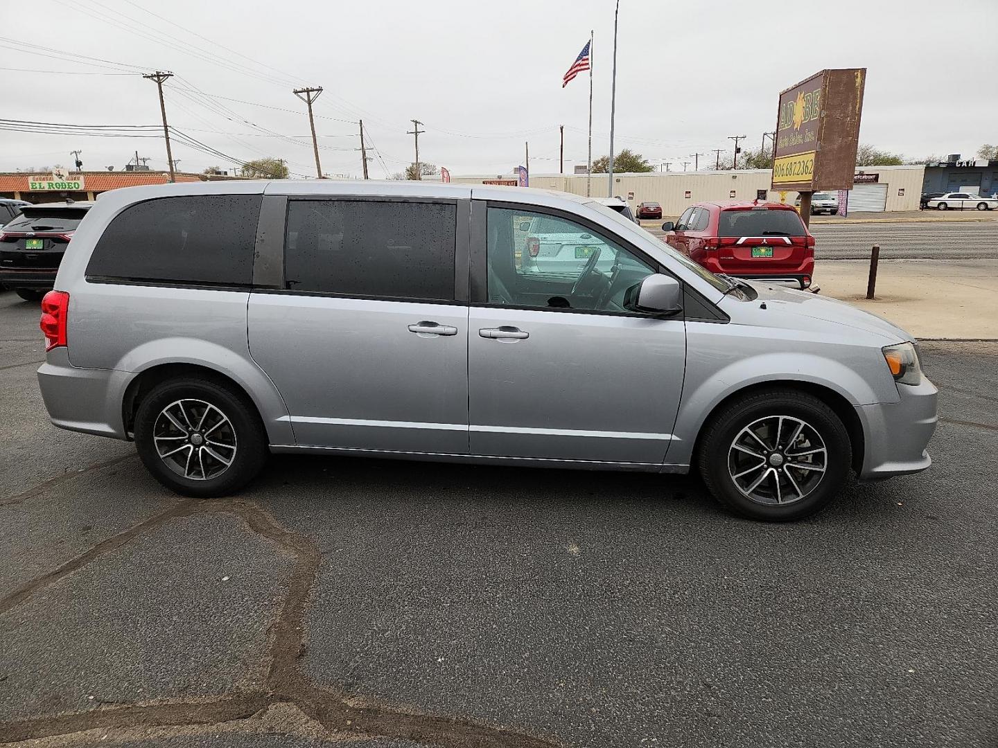 2019 SILVER Dodge Grand Caravan GT (2C4RDGEGXKR) with an Pentastar 3.6L V-6 DOHC, VVT variable valve control, regular unleaded, engine with 283HP engine, located at 4711 Ave Q, Lubbock, TX, 79412, (806) 687-2362, 33.551304, -101.855293 - Photo#4