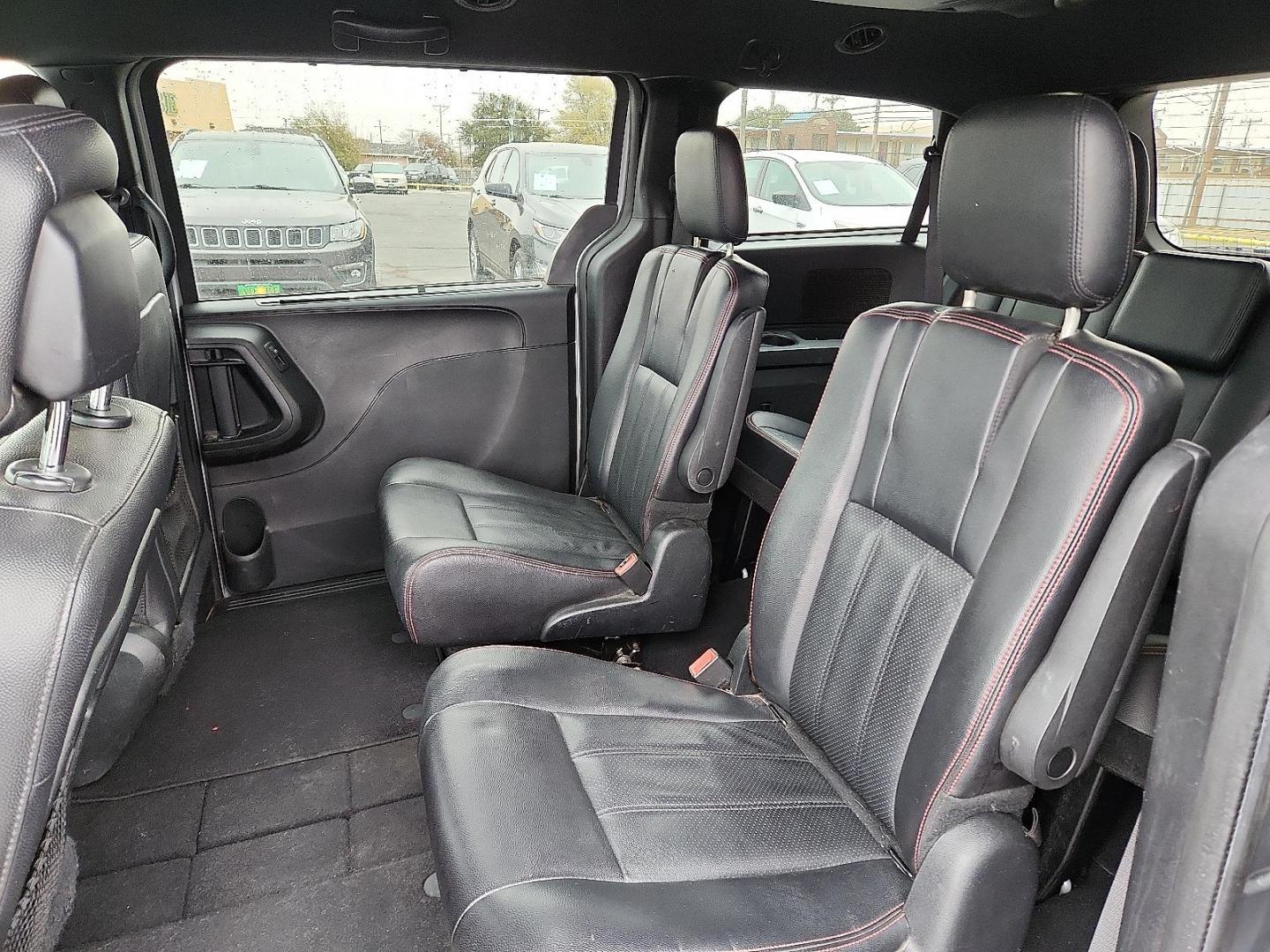 2019 SILVER Dodge Grand Caravan GT (2C4RDGEGXKR) with an Pentastar 3.6L V-6 DOHC, VVT variable valve control, regular unleaded, engine with 283HP engine, located at 4711 Ave Q, Lubbock, TX, 79412, (806) 687-2362, 33.551304, -101.855293 - Photo#9