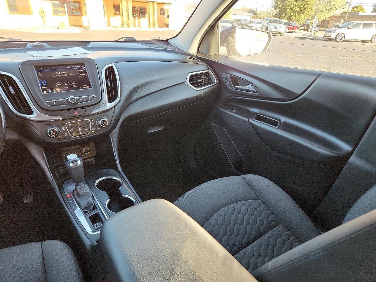 2020 BLUE Chevrolet Equinox FWD 2FL (2GNAXJEV1L6) with an 1.5L I-4 gasoline direct injection, DOHC, VVT variable valve control, intercooled turbo, regular unleaded, engine with 170HP engine, located at 4711 Ave Q, Lubbock, TX, 79412, (806) 687-2362, 33.551304, -101.855293 - Photo#11