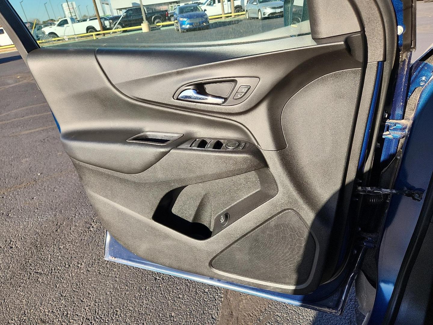 2020 BLUE Chevrolet Equinox FWD 2FL (2GNAXJEV1L6) with an 1.5L I-4 gasoline direct injection, DOHC, VVT variable valve control, intercooled turbo, regular unleaded, engine with 170HP engine, located at 4711 Ave Q, Lubbock, TX, 79412, (806) 687-2362, 33.551304, -101.855293 - Photo#14