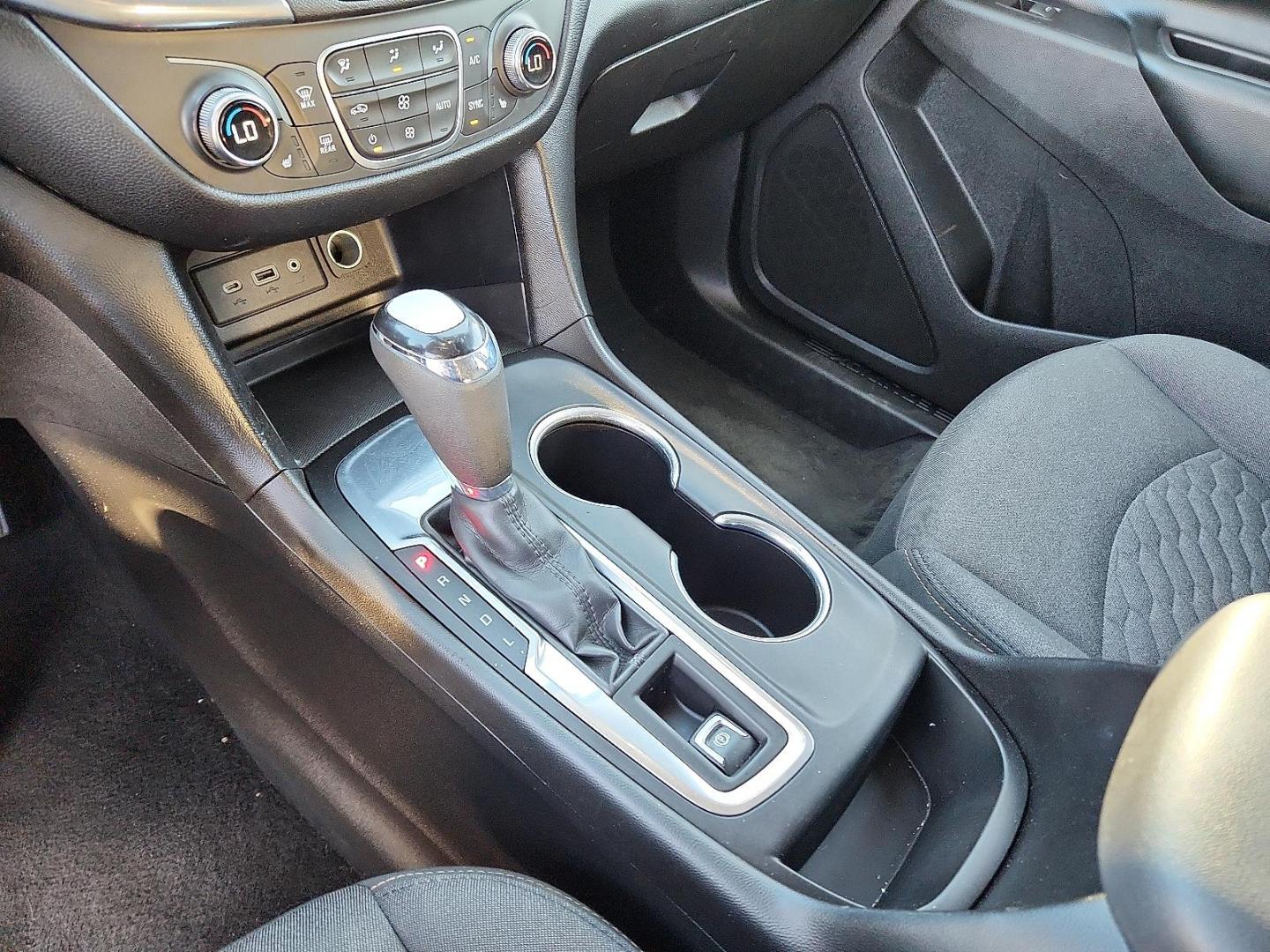 2020 BLUE Chevrolet Equinox FWD 2FL (2GNAXJEV1L6) with an 1.5L I-4 gasoline direct injection, DOHC, VVT variable valve control, intercooled turbo, regular unleaded, engine with 170HP engine, located at 4711 Ave Q, Lubbock, TX, 79412, (806) 687-2362, 33.551304, -101.855293 - Photo#19