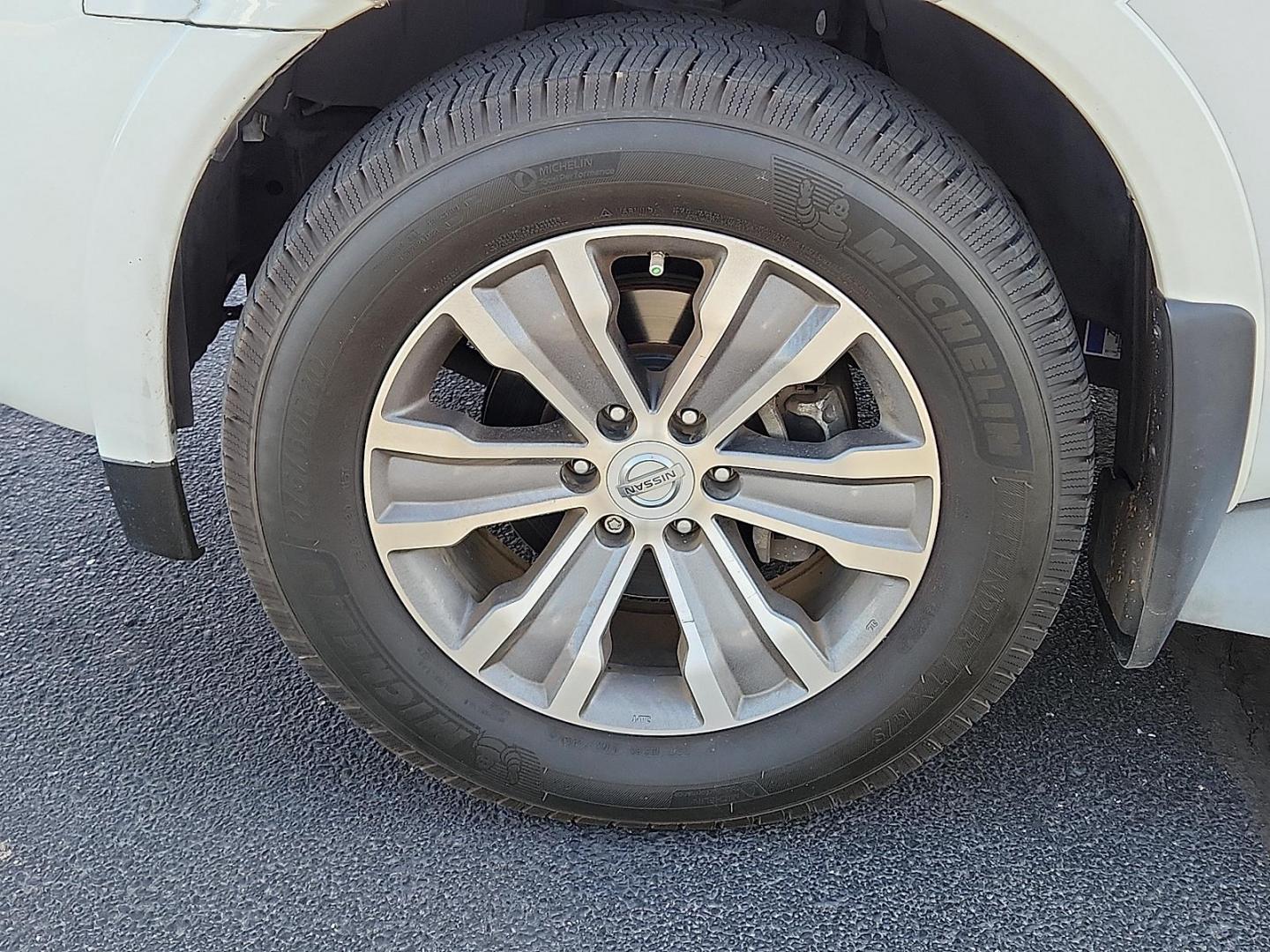 2015 WHITE Nissan Armada SL (5N1BA0ND6FN) with an Endurance 5.6L V-8 DOHC, variable valve control, regular unleaded, engine with 317HP engine, located at 4711 Ave Q, Lubbock, TX, 79412, (806) 687-2362, 33.551304, -101.855293 - Photo#6