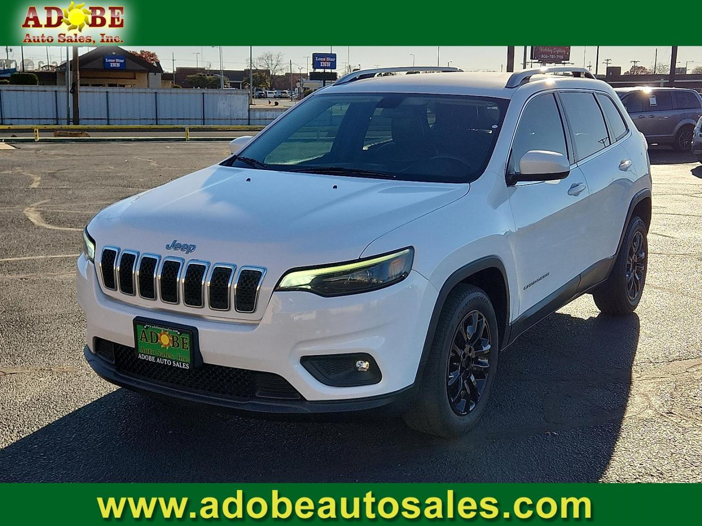 2019 WHITE Jeep Cherokee Latitude Plus FWD (1C4PJLLB0KD) with an MultiAir2 Tigershark 2.4L I-4 variable valve control, regular unleaded, engine with 180HP engine, located at 4711 Ave Q, Lubbock, TX, 79412, (806) 687-2362, 33.551304, -101.855293 - Photo#0