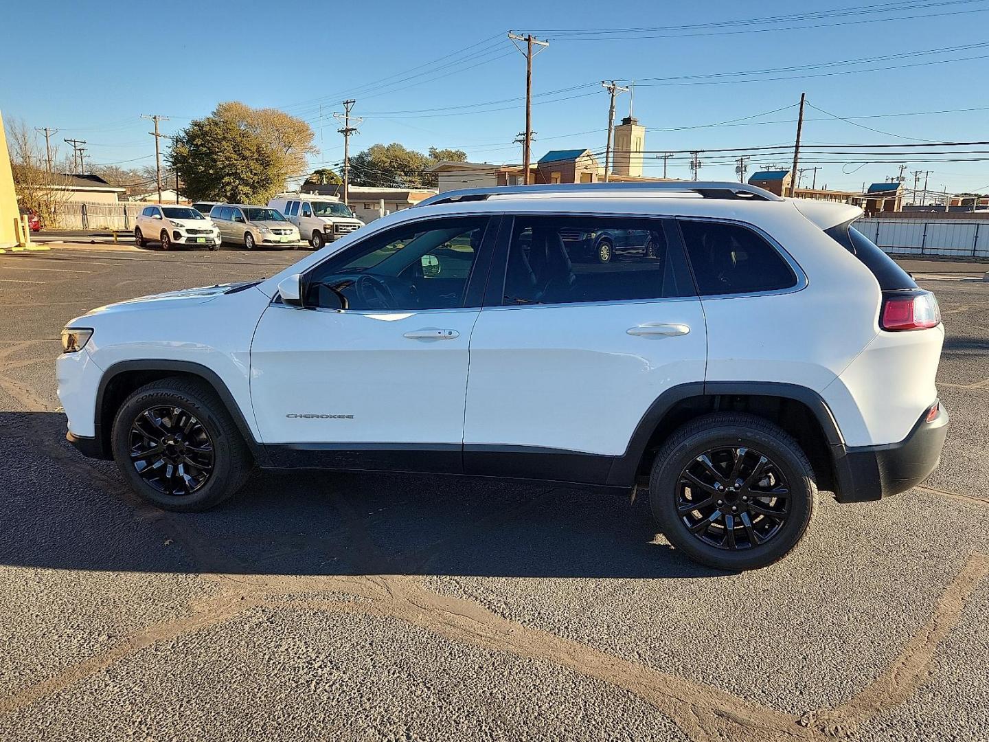 2019 WHITE Jeep Cherokee Latitude Plus FWD (1C4PJLLB0KD) with an MultiAir2 Tigershark 2.4L I-4 variable valve control, regular unleaded, engine with 180HP engine, located at 4711 Ave Q, Lubbock, TX, 79412, (806) 687-2362, 33.551304, -101.855293 - Photo#1