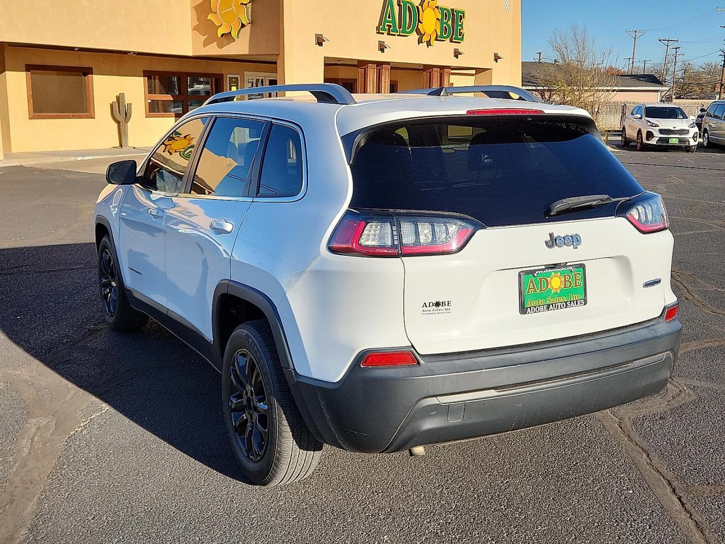 2019 WHITE Jeep Cherokee Latitude Plus FWD (1C4PJLLB0KD) with an MultiAir2 Tigershark 2.4L I-4 variable valve control, regular unleaded, engine with 180HP engine, located at 4711 Ave Q, Lubbock, TX, 79412, (806) 687-2362, 33.551304, -101.855293 - Photo#2