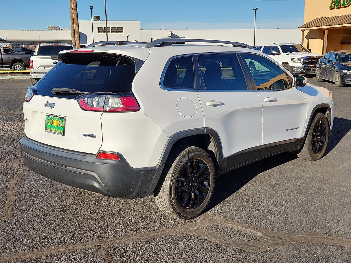 2019 WHITE Jeep Cherokee Latitude Plus FWD (1C4PJLLB0KD) with an MultiAir2 Tigershark 2.4L I-4 variable valve control, regular unleaded, engine with 180HP engine, located at 4711 Ave Q, Lubbock, TX, 79412, (806) 687-2362, 33.551304, -101.855293 - Photo#3