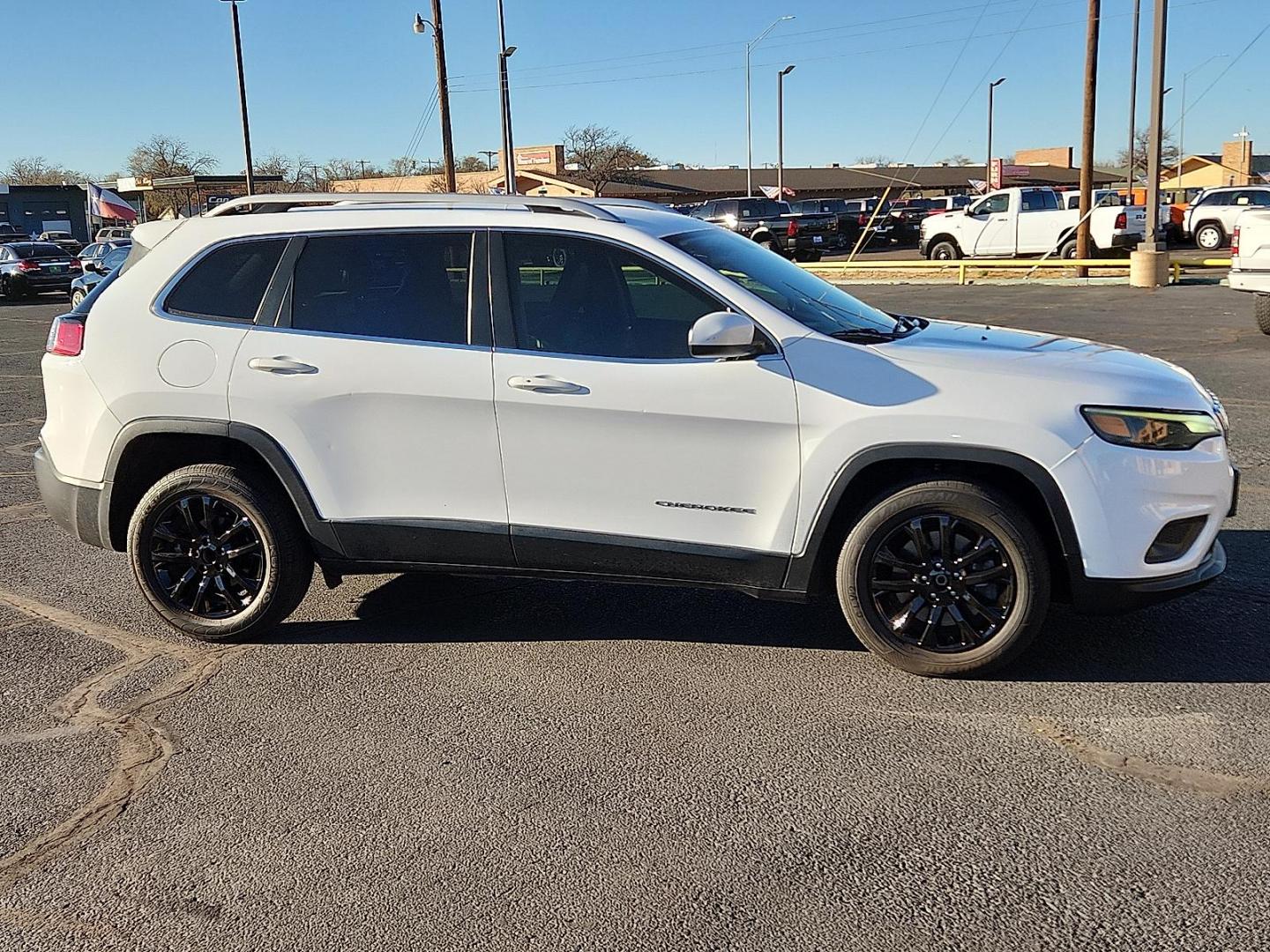 2019 WHITE Jeep Cherokee Latitude Plus FWD (1C4PJLLB0KD) with an MultiAir2 Tigershark 2.4L I-4 variable valve control, regular unleaded, engine with 180HP engine, located at 4711 Ave Q, Lubbock, TX, 79412, (806) 687-2362, 33.551304, -101.855293 - Photo#4