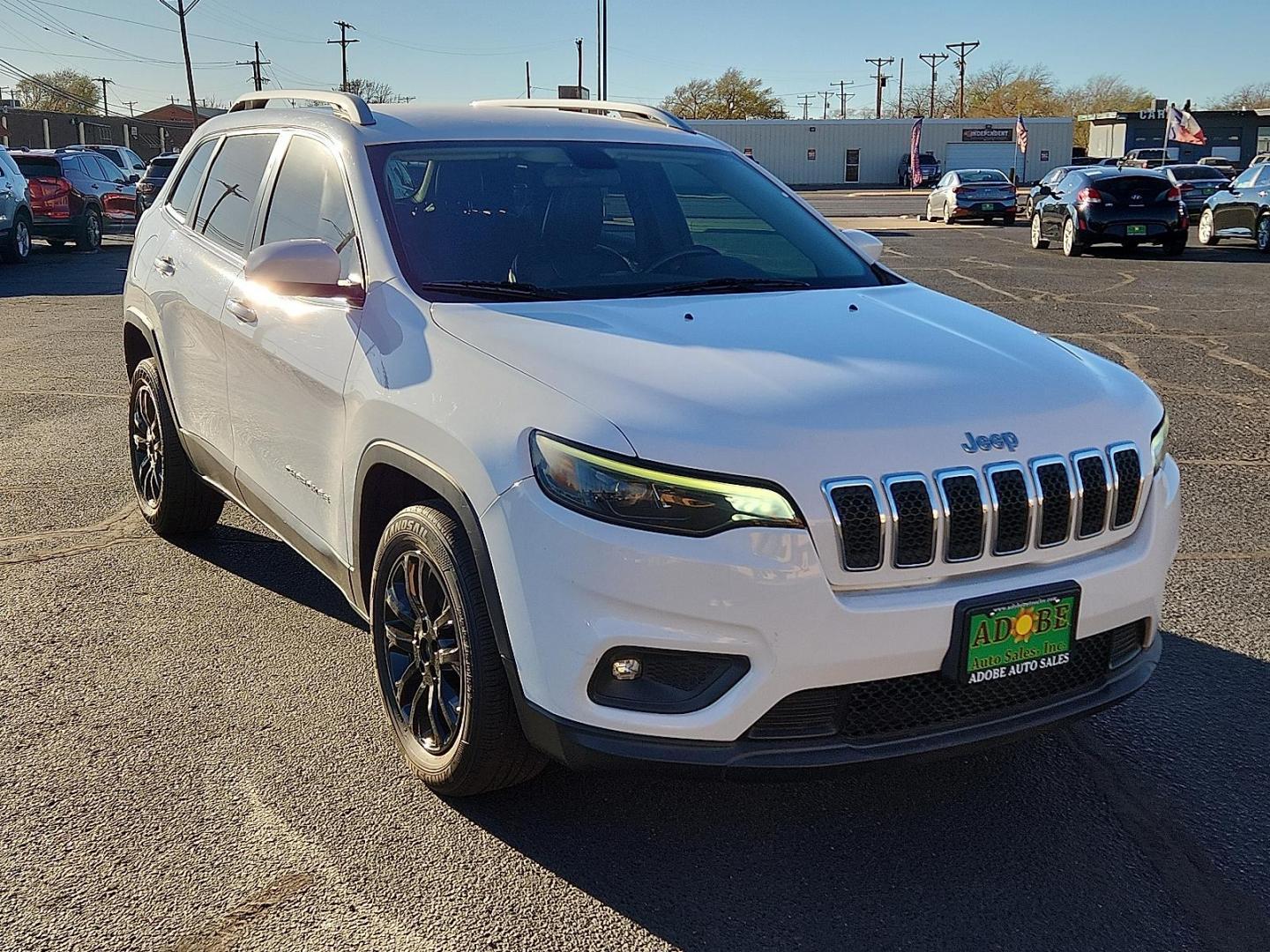 2019 WHITE Jeep Cherokee Latitude Plus FWD (1C4PJLLB0KD) with an MultiAir2 Tigershark 2.4L I-4 variable valve control, regular unleaded, engine with 180HP engine, located at 4711 Ave Q, Lubbock, TX, 79412, (806) 687-2362, 33.551304, -101.855293 - Photo#5