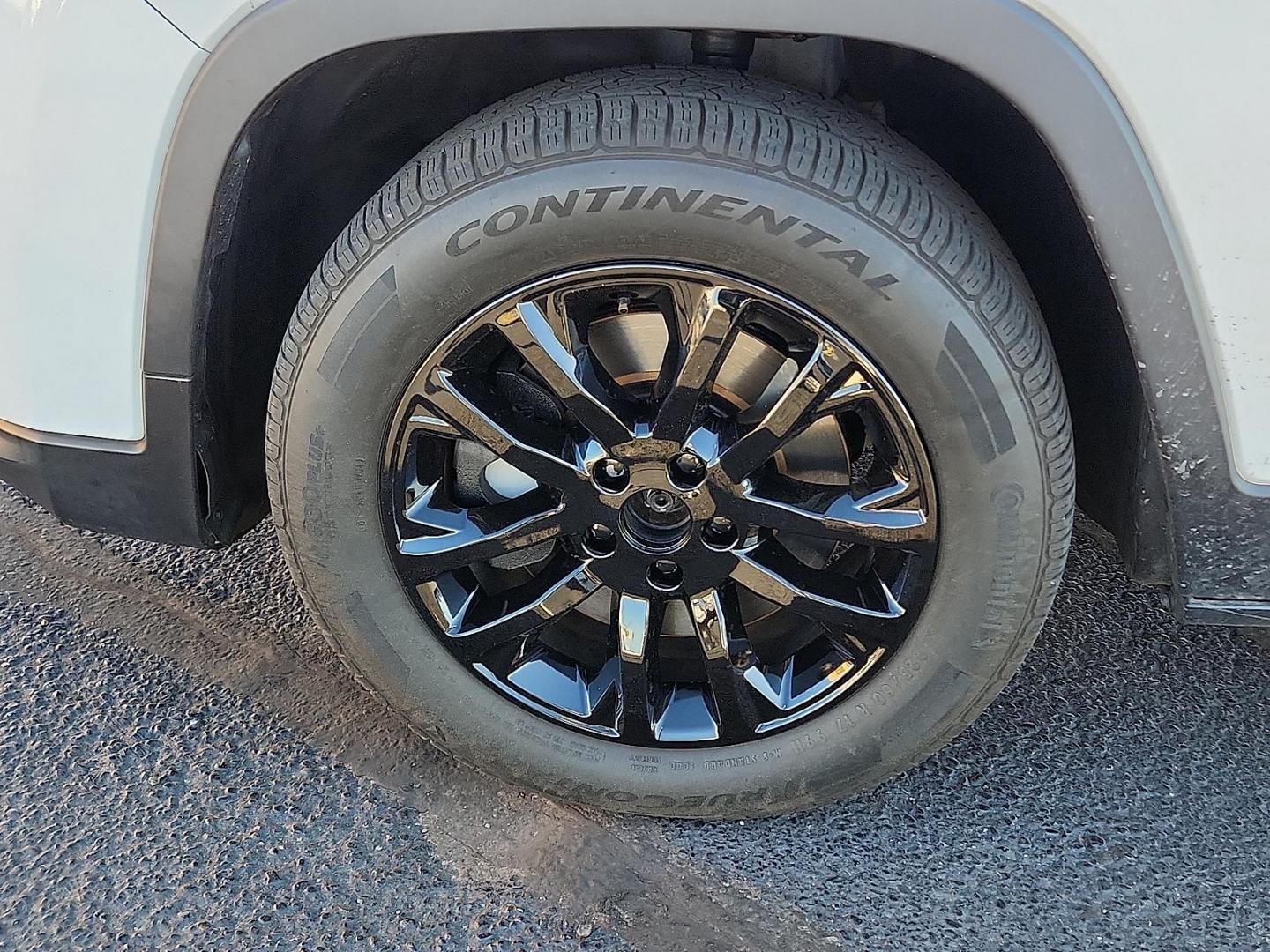 2019 WHITE Jeep Cherokee Latitude Plus FWD (1C4PJLLB0KD) with an MultiAir2 Tigershark 2.4L I-4 variable valve control, regular unleaded, engine with 180HP engine, located at 4711 Ave Q, Lubbock, TX, 79412, (806) 687-2362, 33.551304, -101.855293 - Photo#7