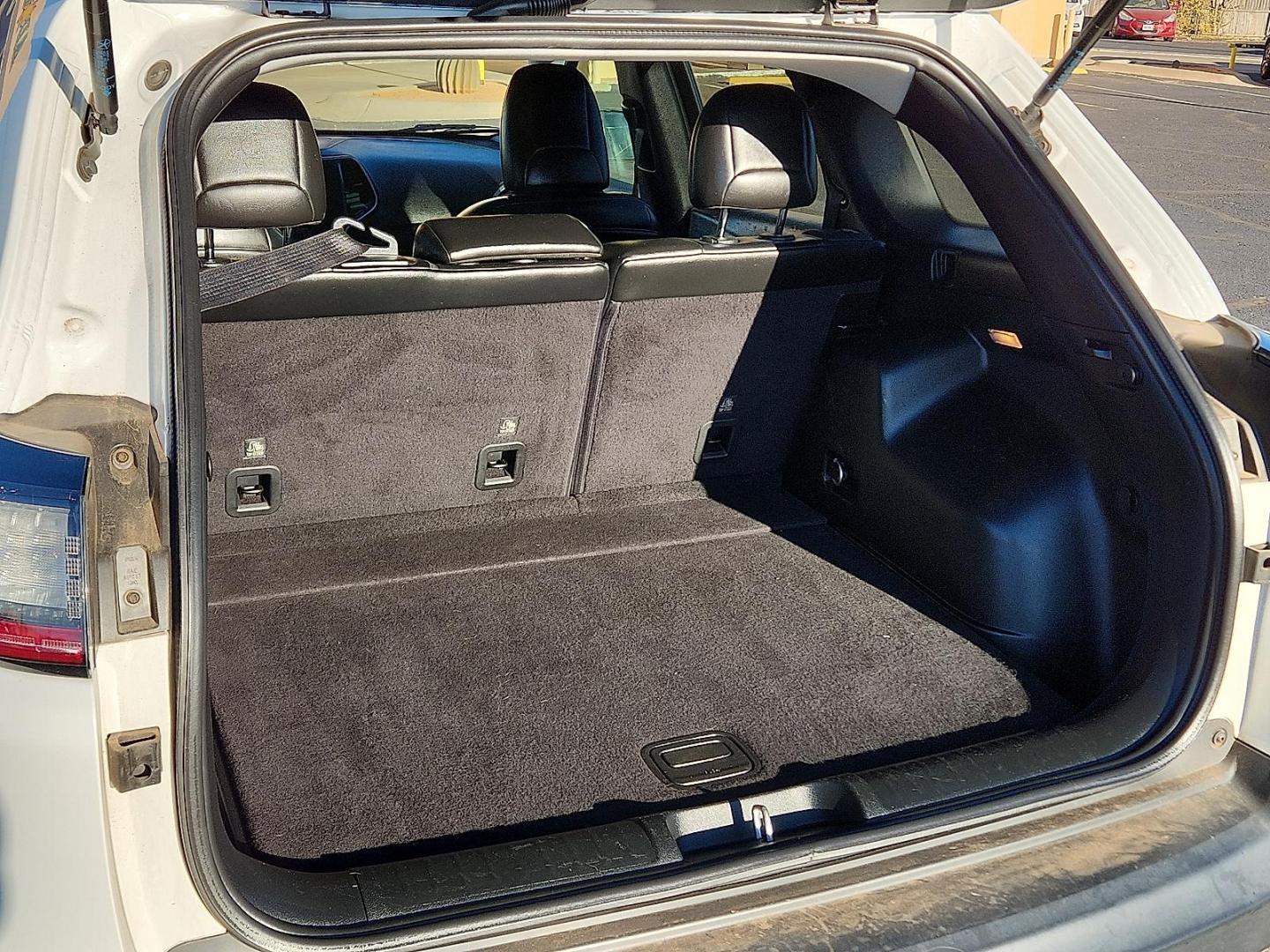 2019 WHITE Jeep Cherokee Latitude Plus FWD (1C4PJLLB0KD) with an MultiAir2 Tigershark 2.4L I-4 variable valve control, regular unleaded, engine with 180HP engine, located at 4711 Ave Q, Lubbock, TX, 79412, (806) 687-2362, 33.551304, -101.855293 - Photo#8